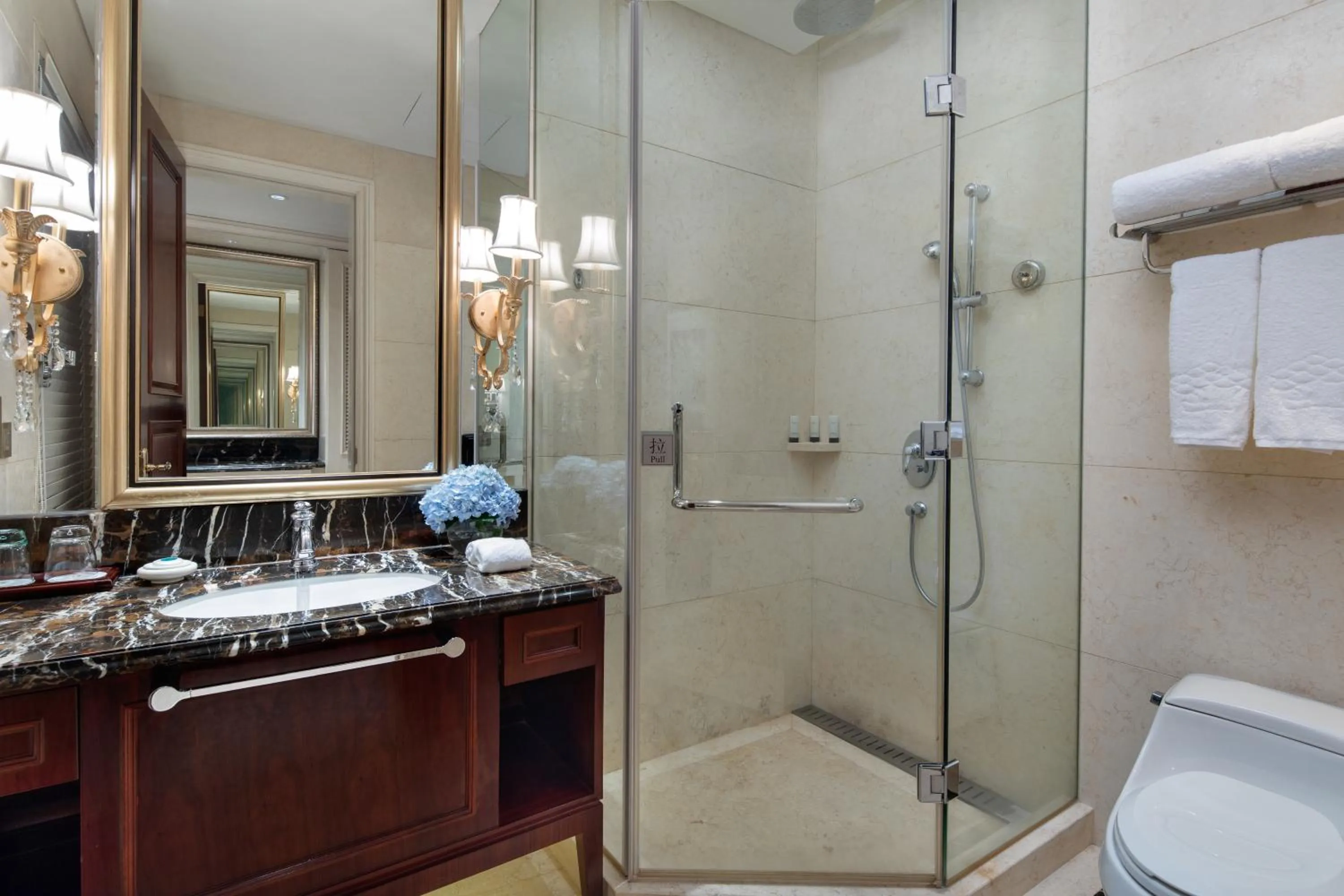 Shower in Carp Islet Resort Fuzhou