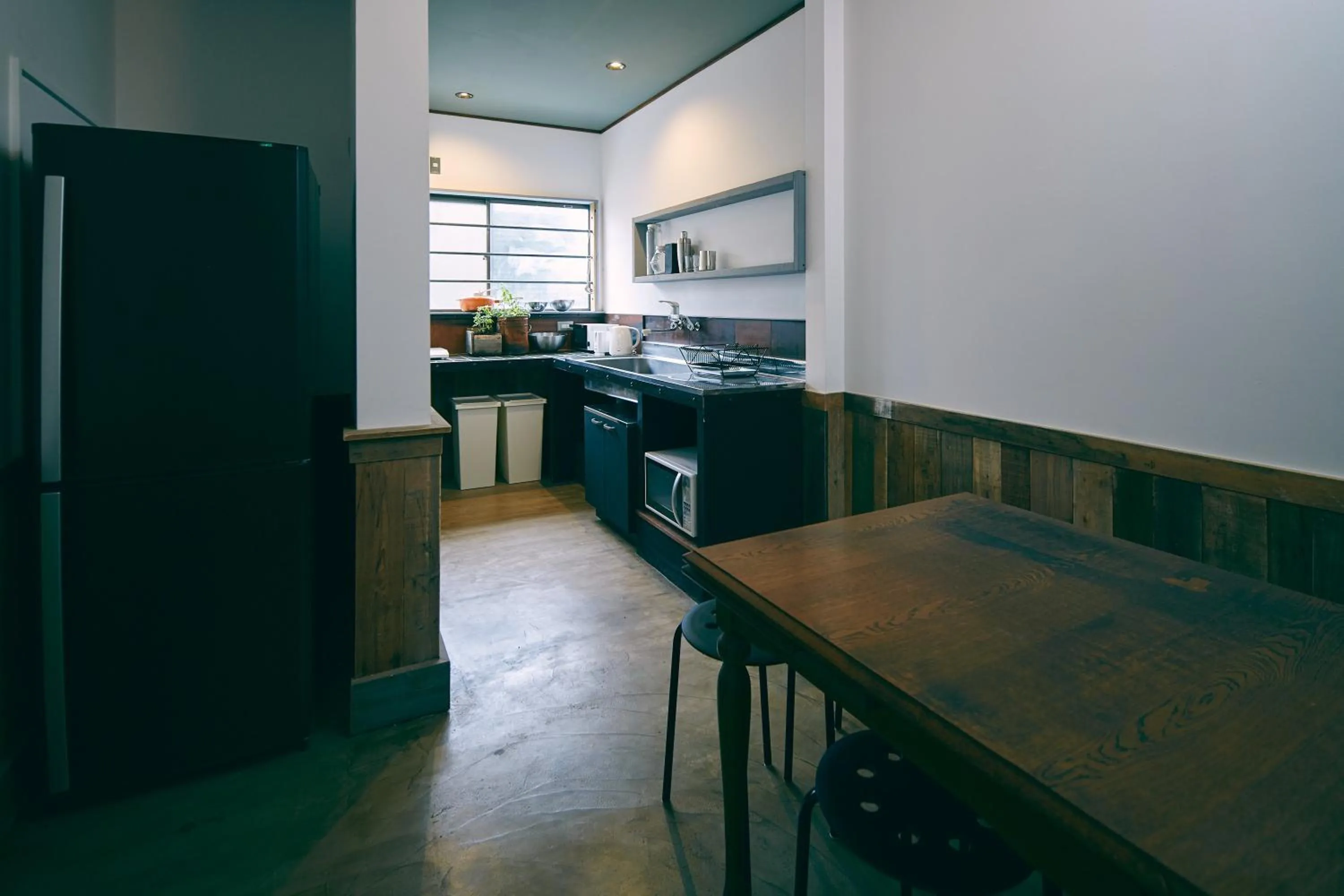 Communal kitchen in kagelow Mt.Fuji Hostel Kawaguchiko