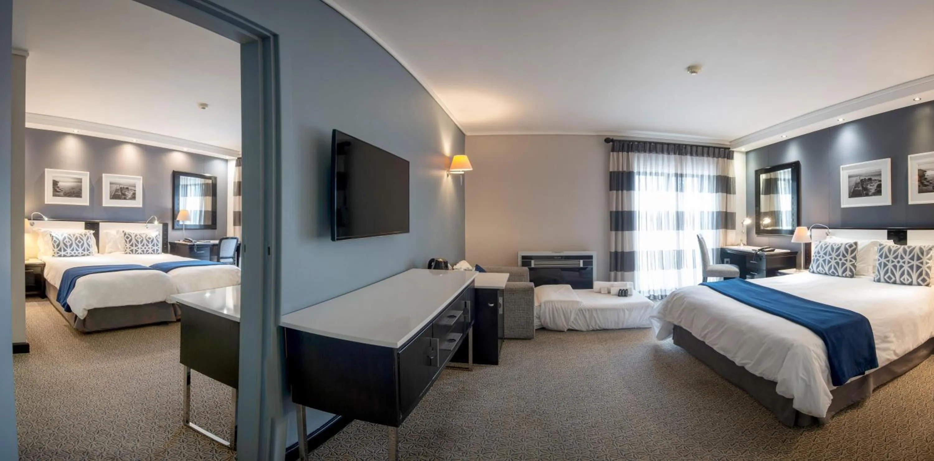 Photo of the whole room, Bed in The Commodore Hotel