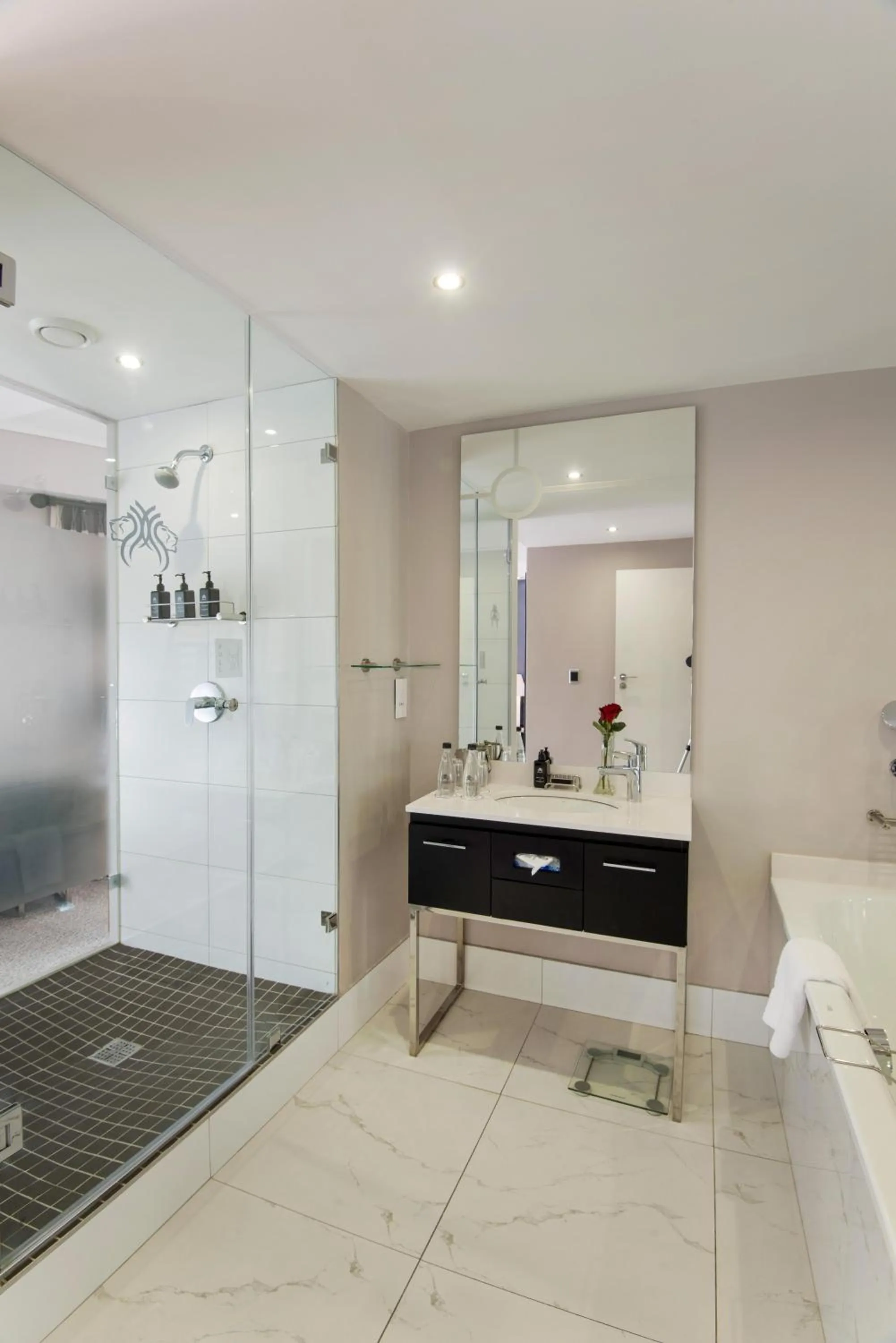 Bathroom in The Commodore Hotel