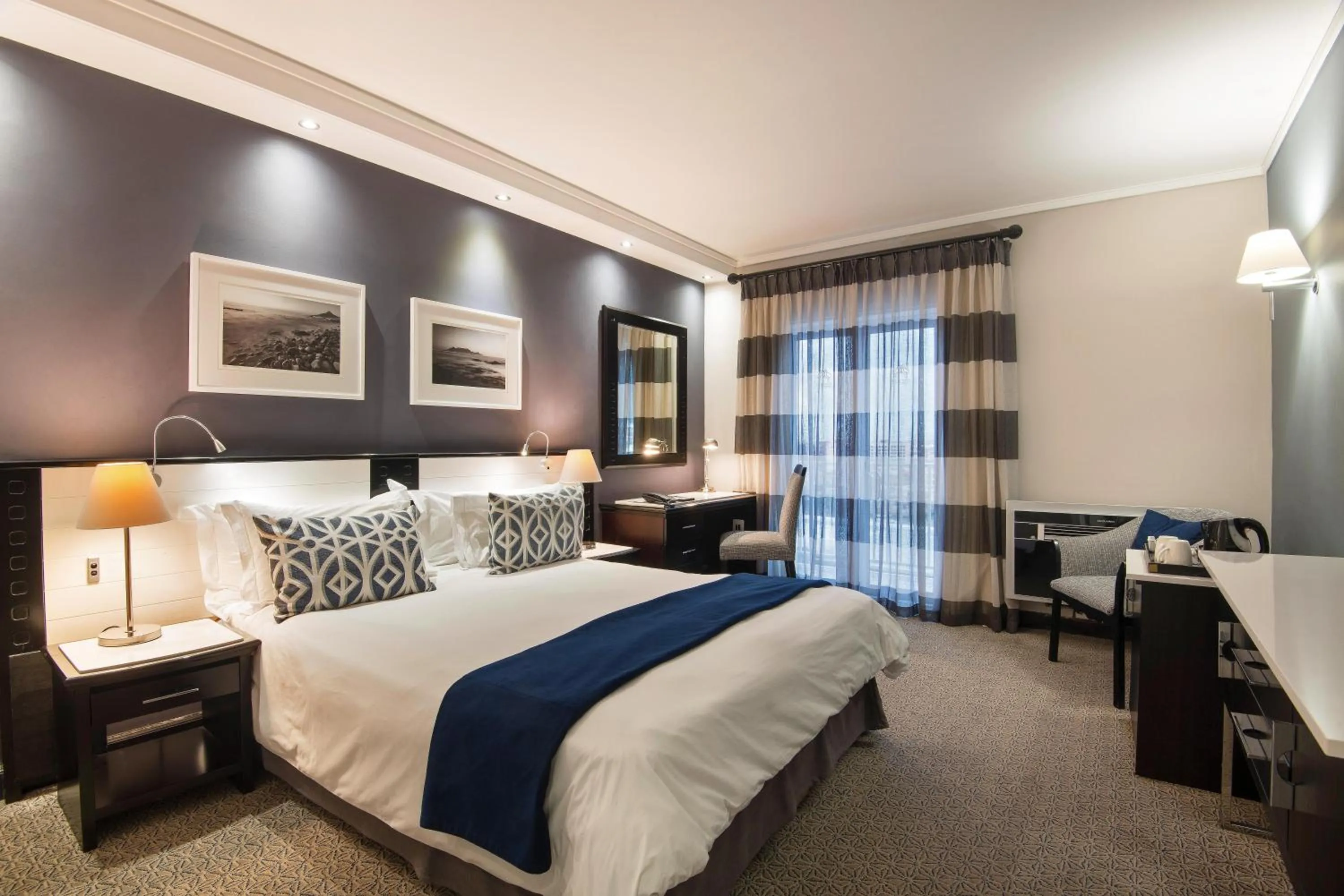 Photo of the whole room, Bed in The Commodore Hotel