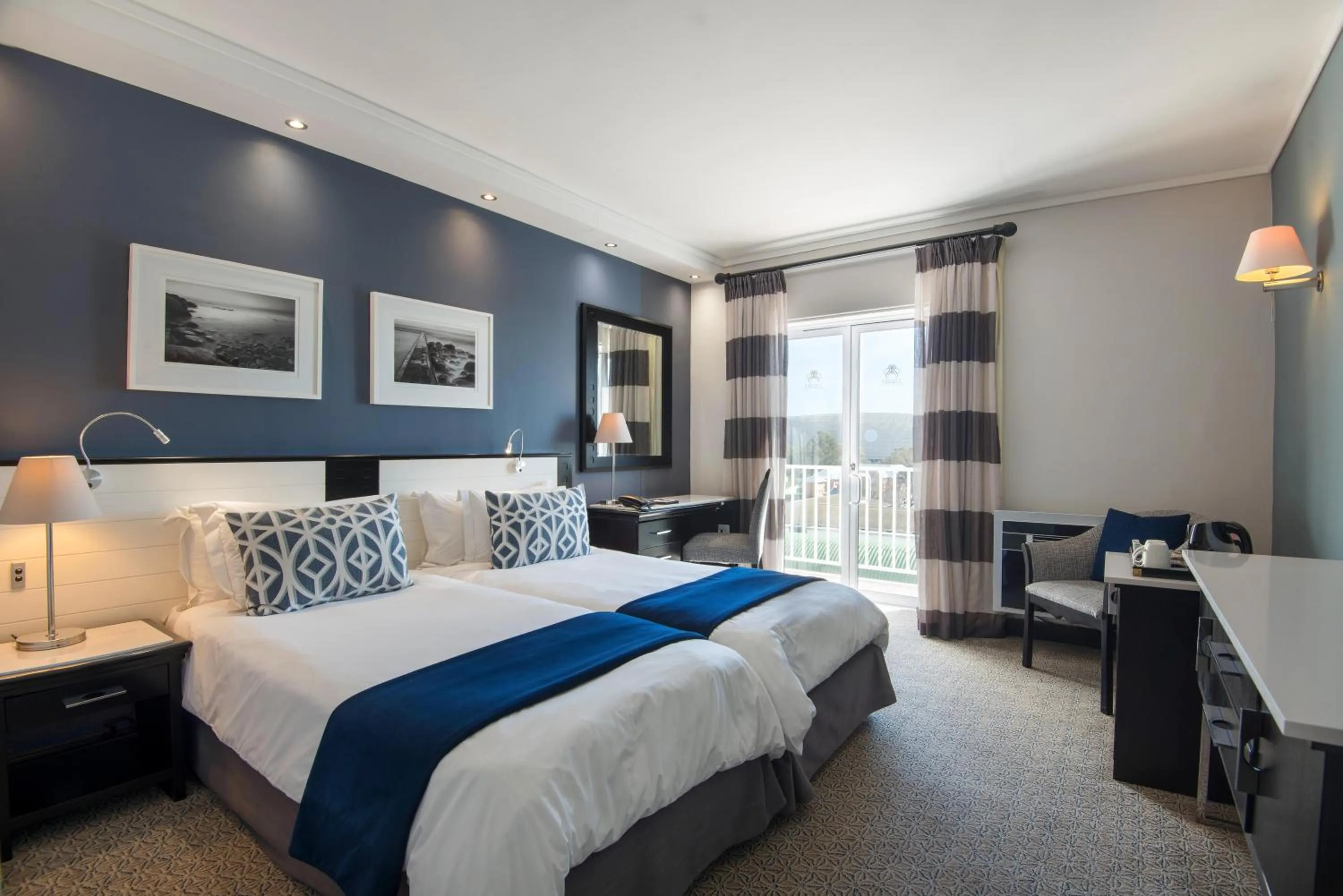 Photo of the whole room, Bed in The Commodore Hotel