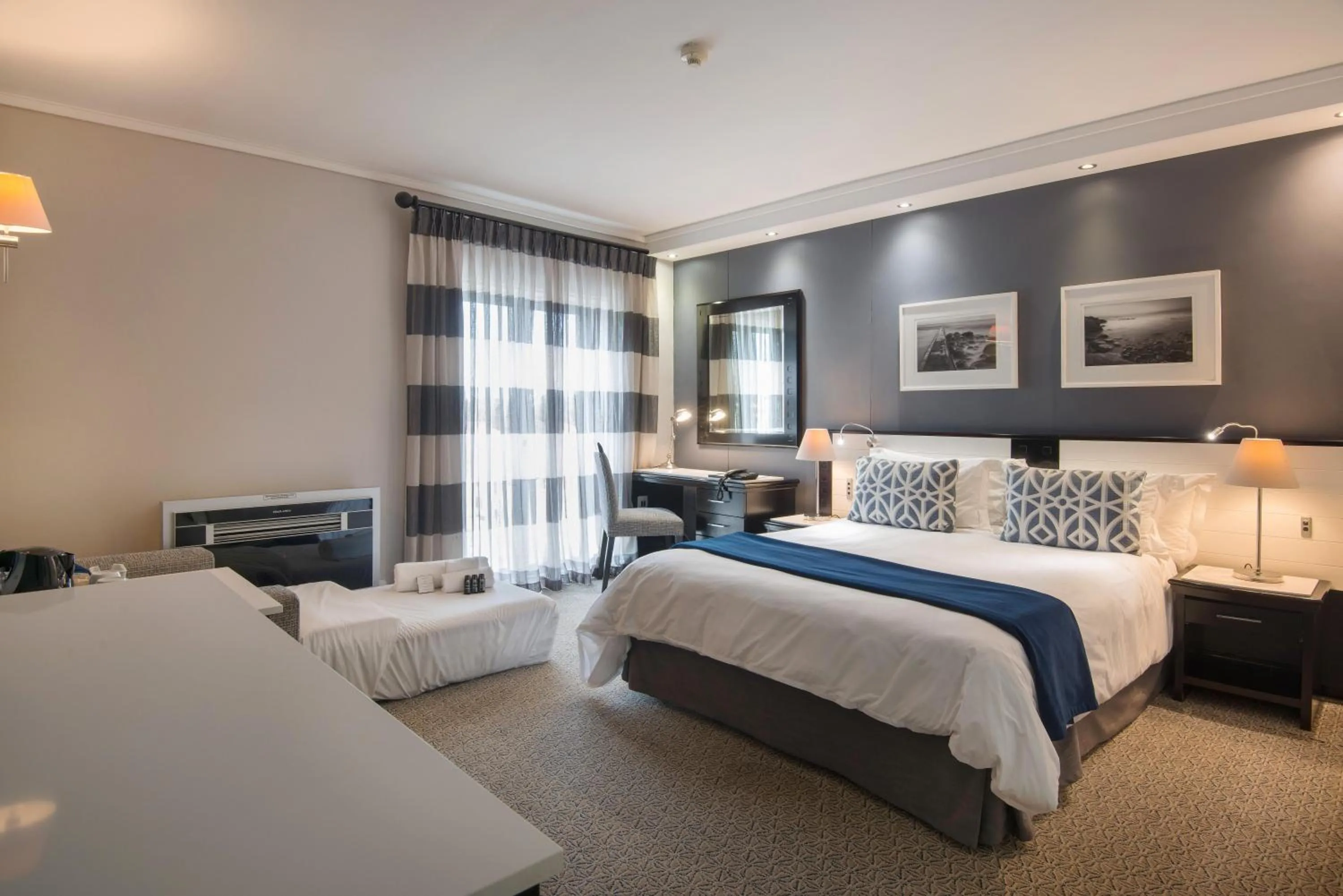 Photo of the whole room, Bed in The Commodore Hotel