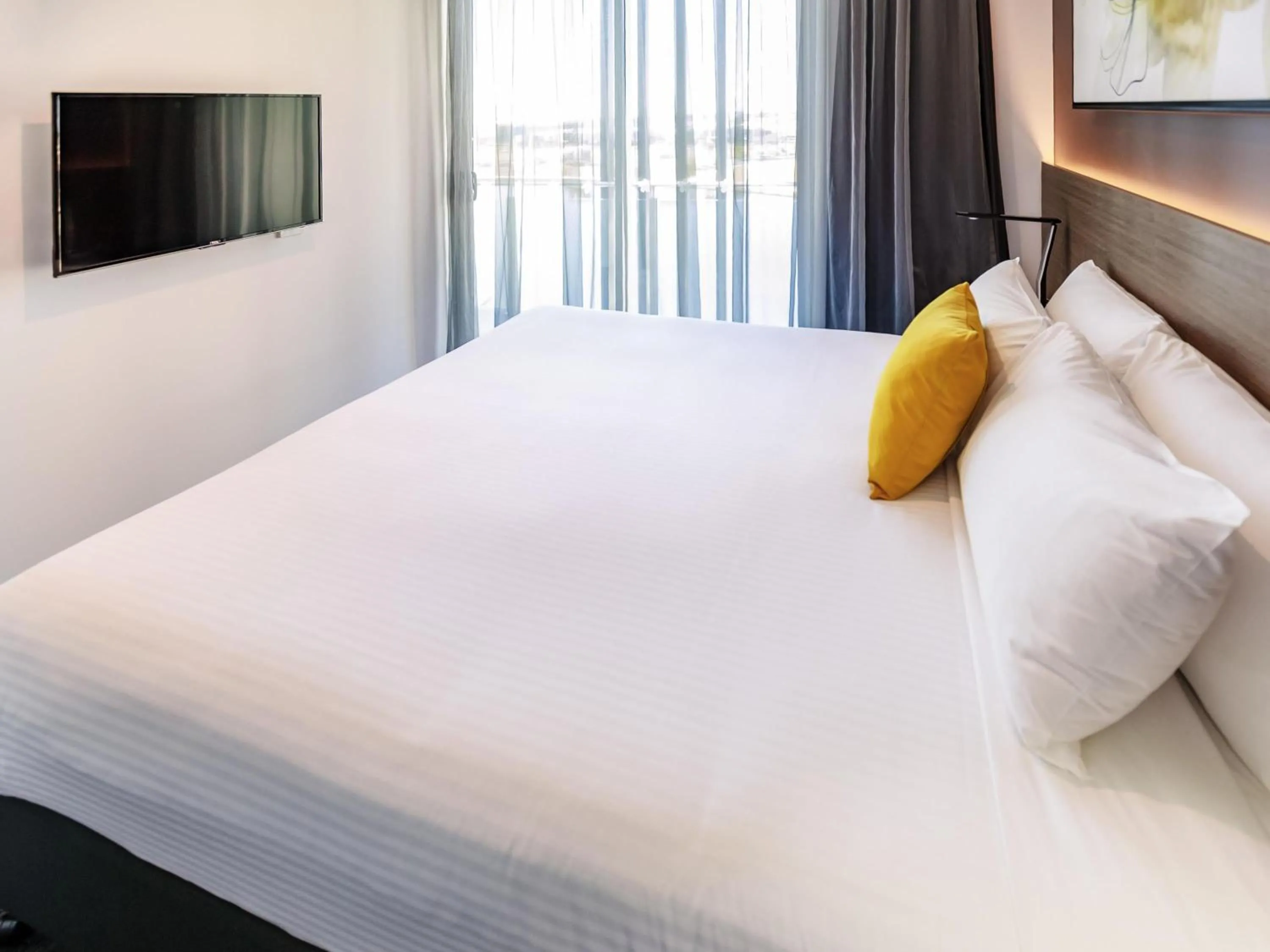 Bedroom, Bed in Mercure Sunshine Coast Kawana Waters