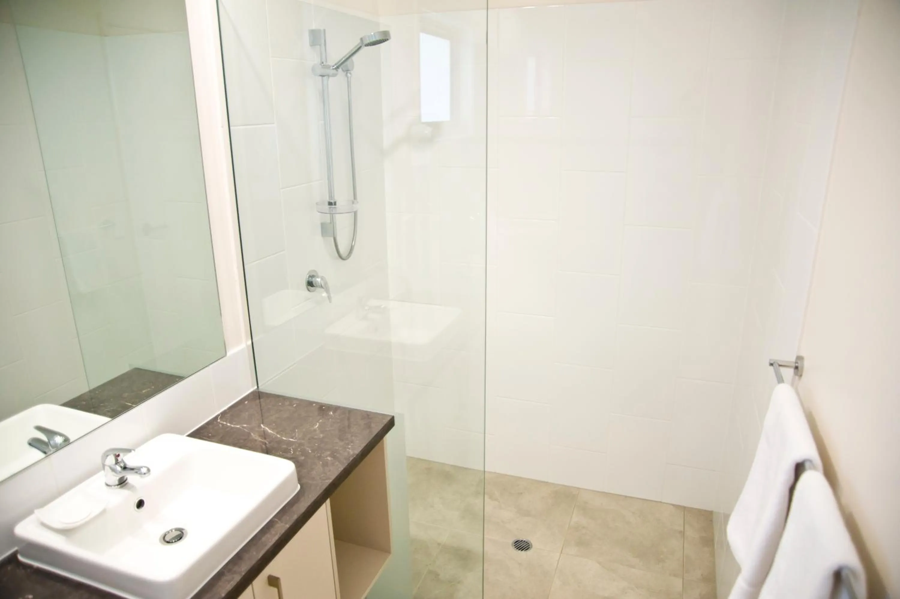 Shower in Roma Central Motel