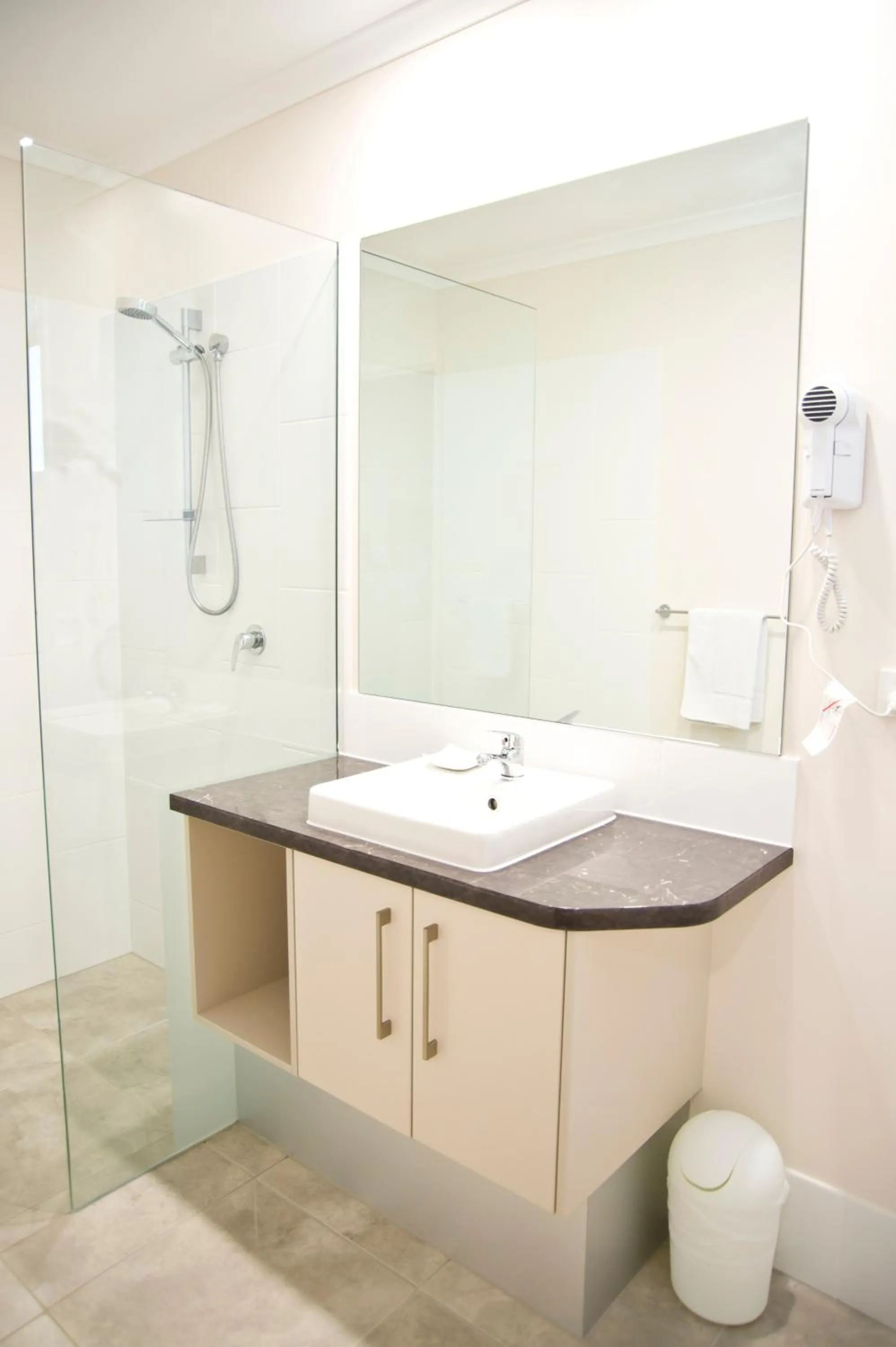 Shower in Roma Central Motel