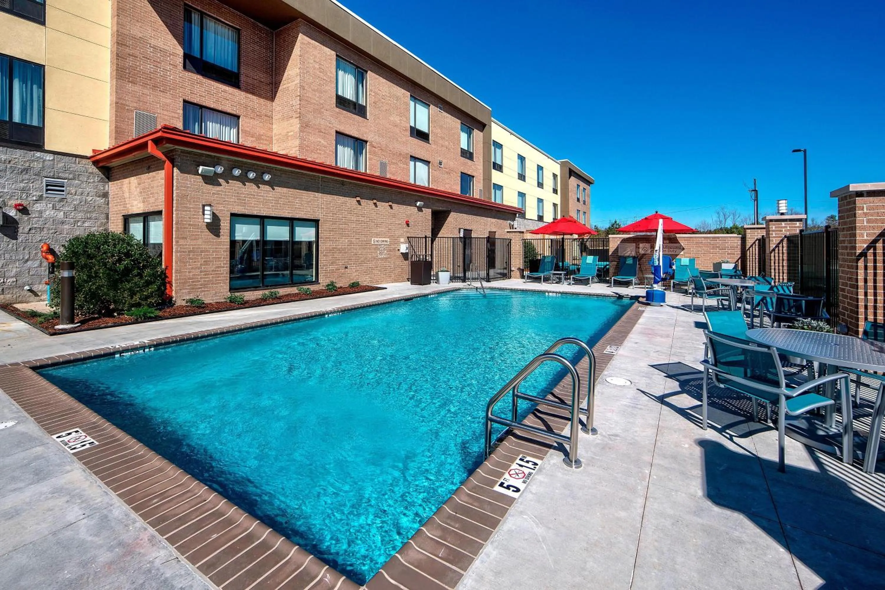 Swimming pool in TownePlace Suites by Marriott Hattiesburg
