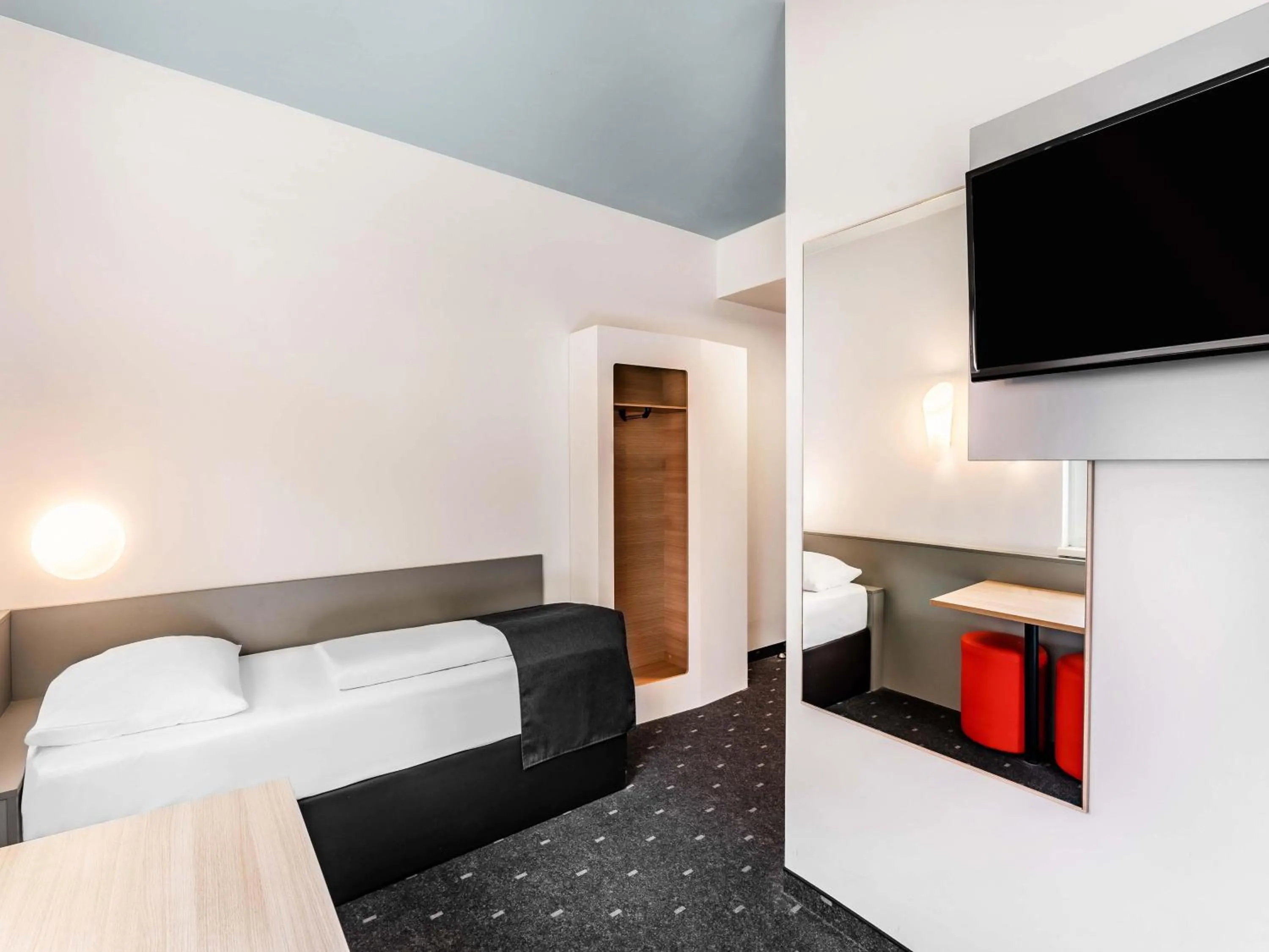 Photo of the whole room, Bed in B&B Hotel Weil am Rhein/Basel