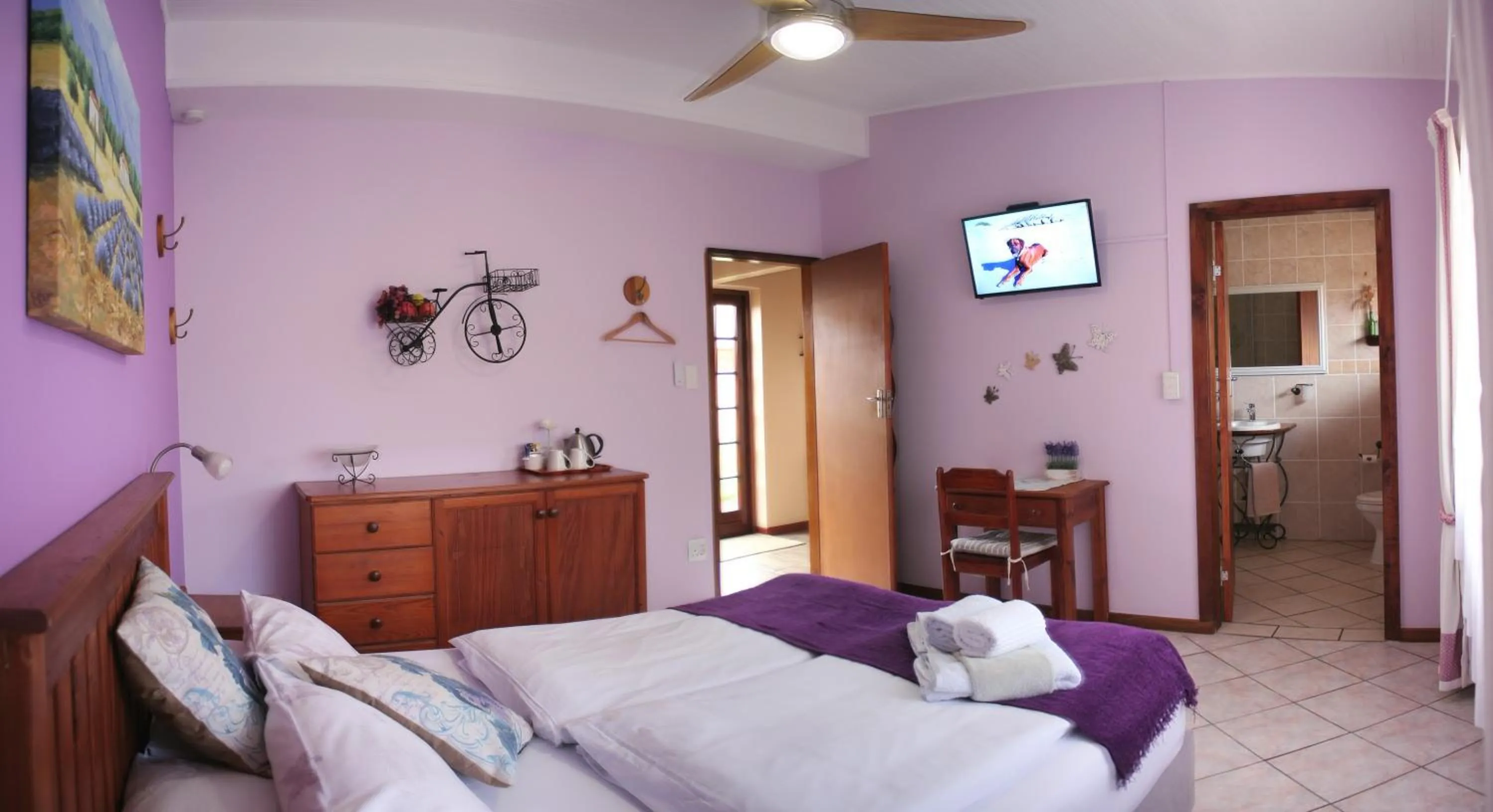 Photo of the whole room, Bed in Avenues Guesthouse