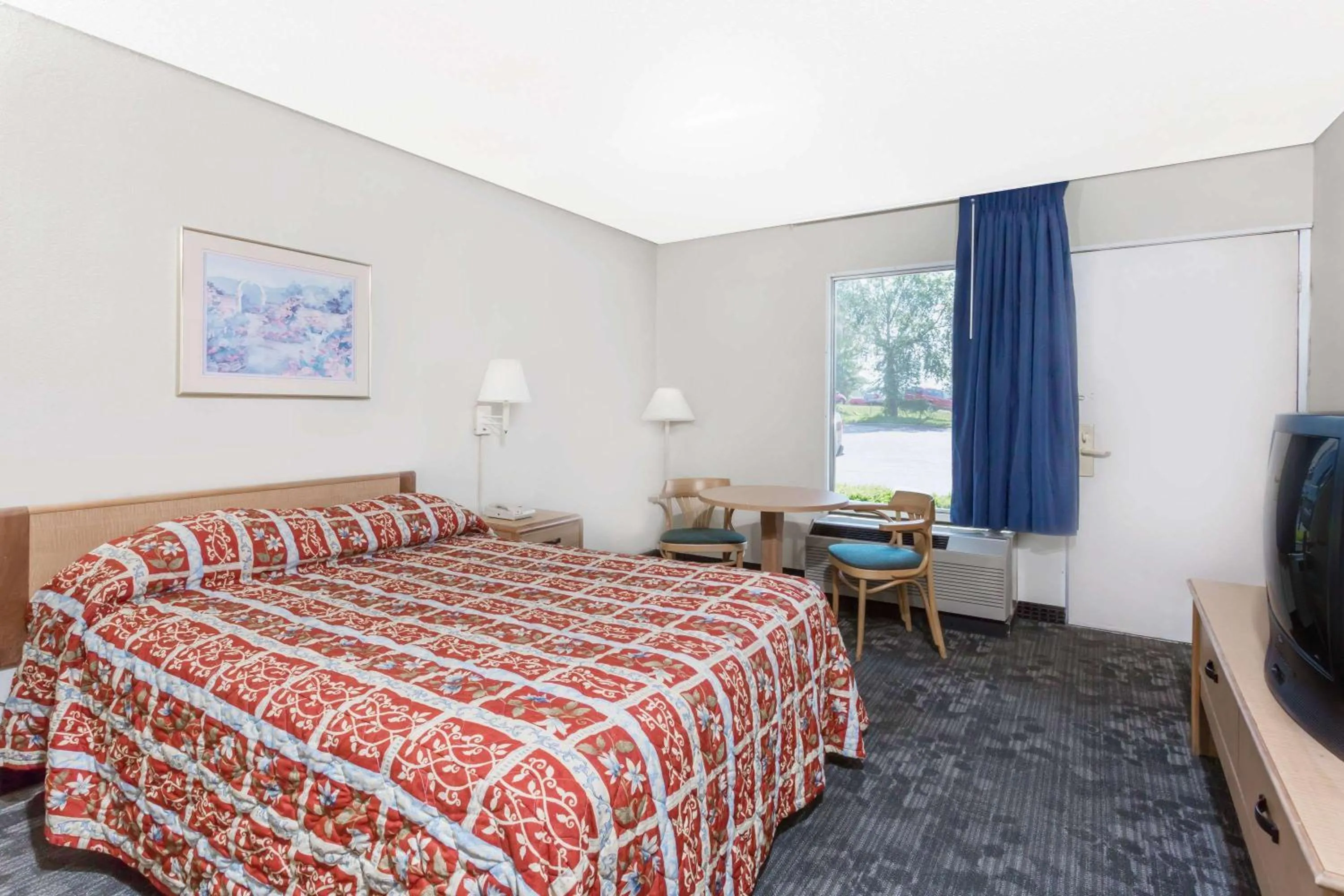 Photo of the whole room, Bed in Knights Inn - Fredericksburg