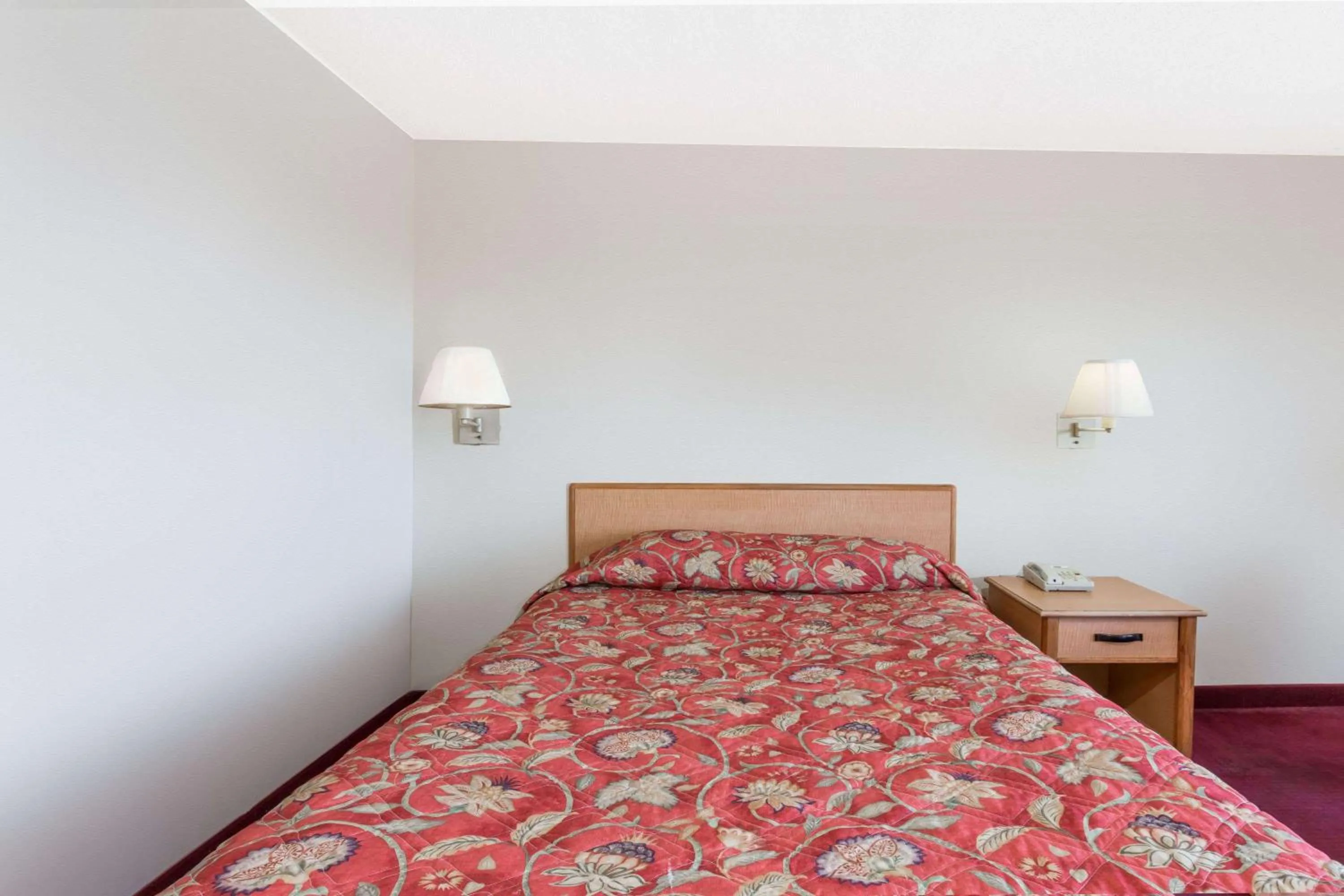 Photo of the whole room, Bed in Knights Inn - Fredericksburg