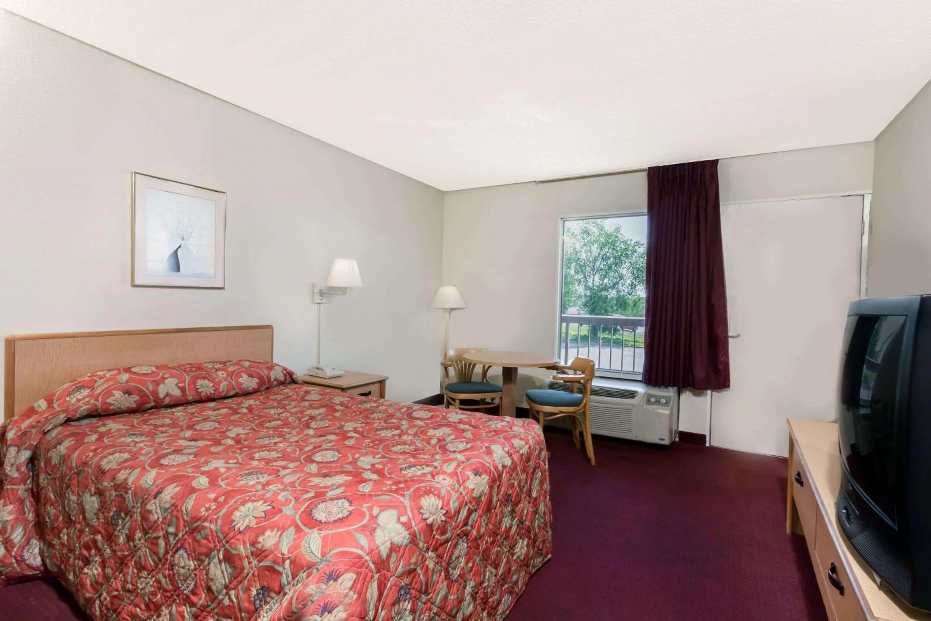 Photo of the whole room, Bed in Knights Inn - Fredericksburg