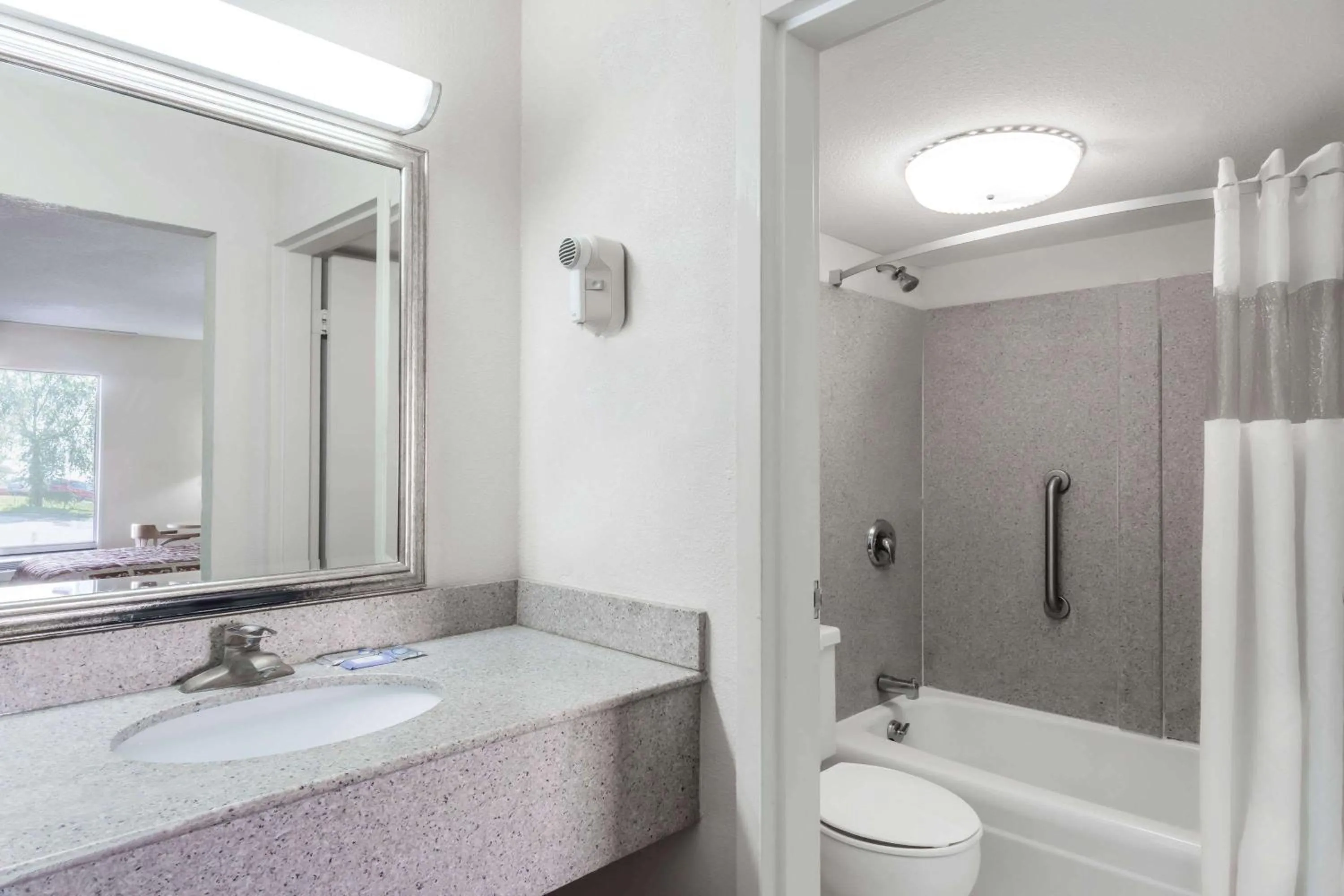 Photo of the whole room in Knights Inn - Fredericksburg