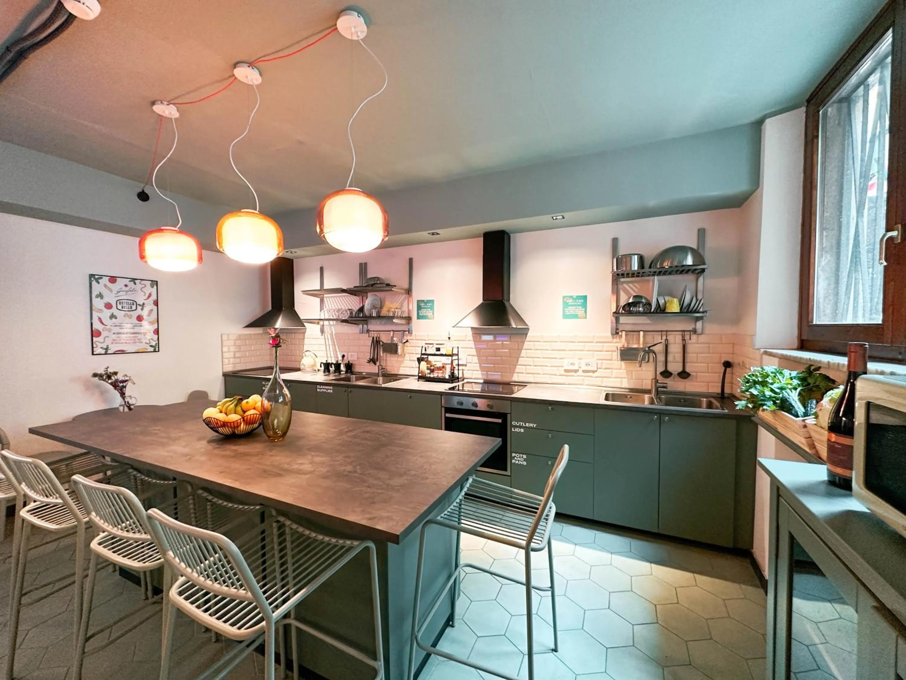 Communal kitchen in Ostello Bello Milano Duomo