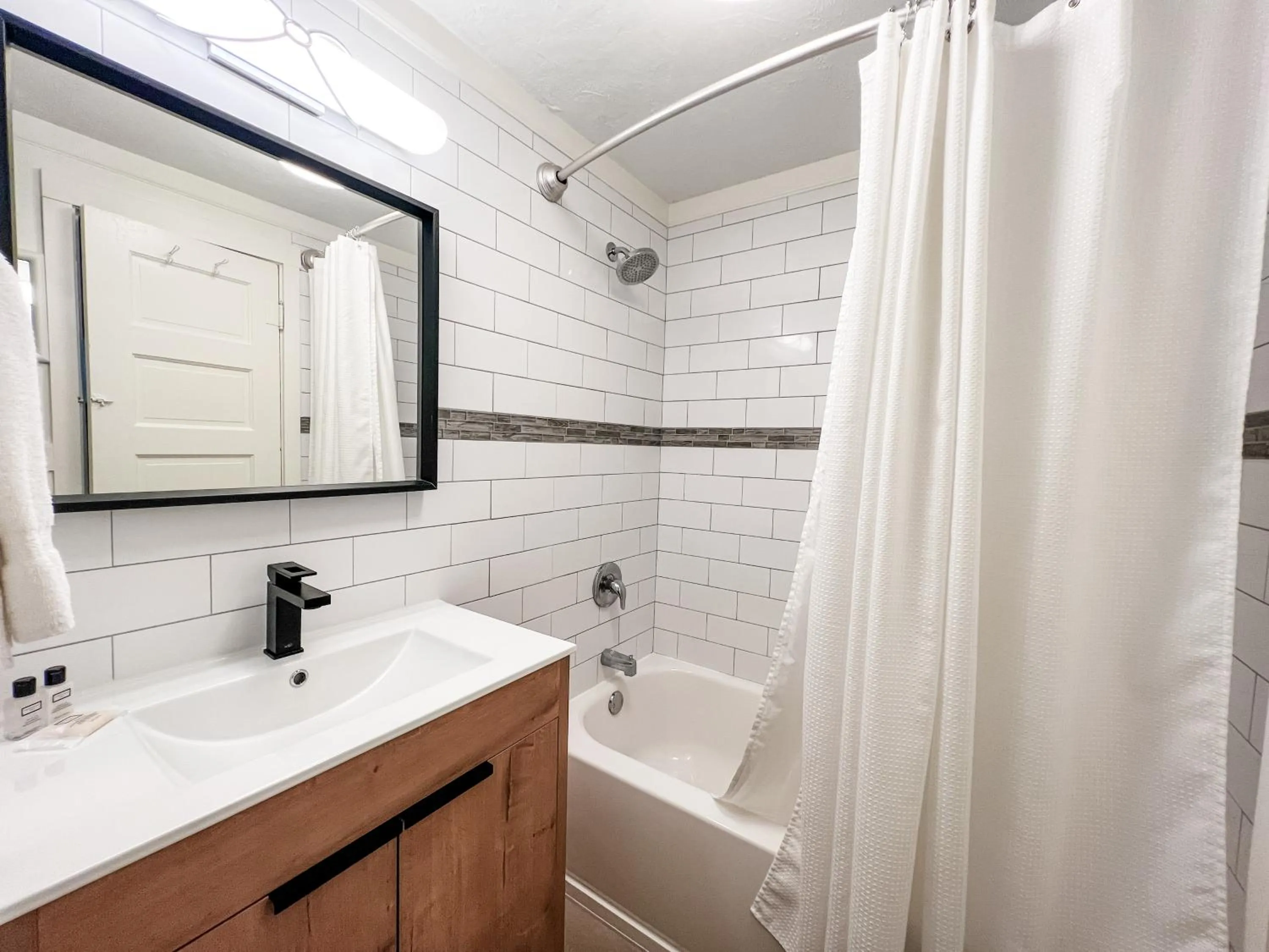 Bathroom in Sunset Inn and Cottages