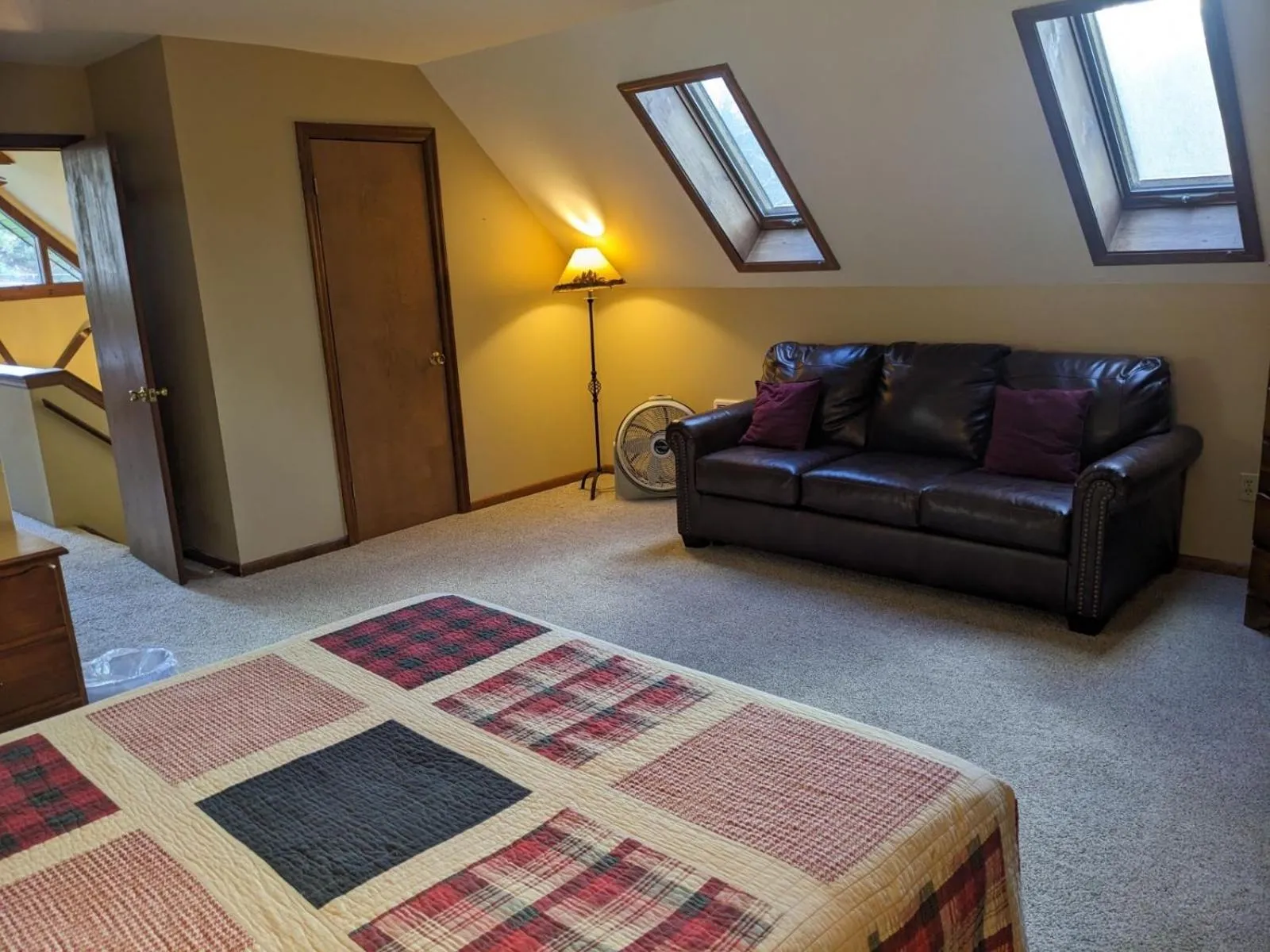 Seating area, Bed in Rough Cut Lodge