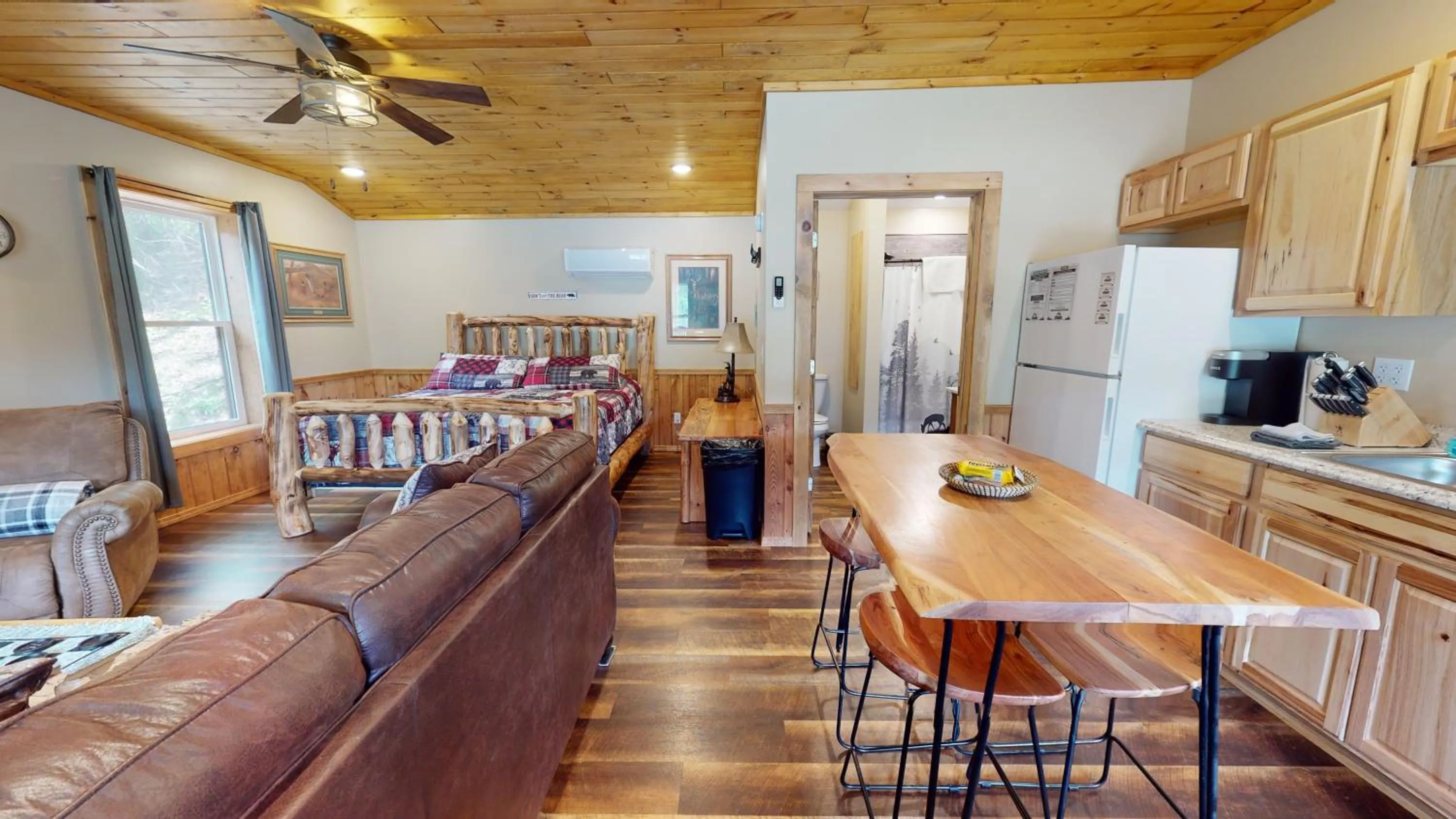 Kitchen or kitchenette in Rough Cut Lodge