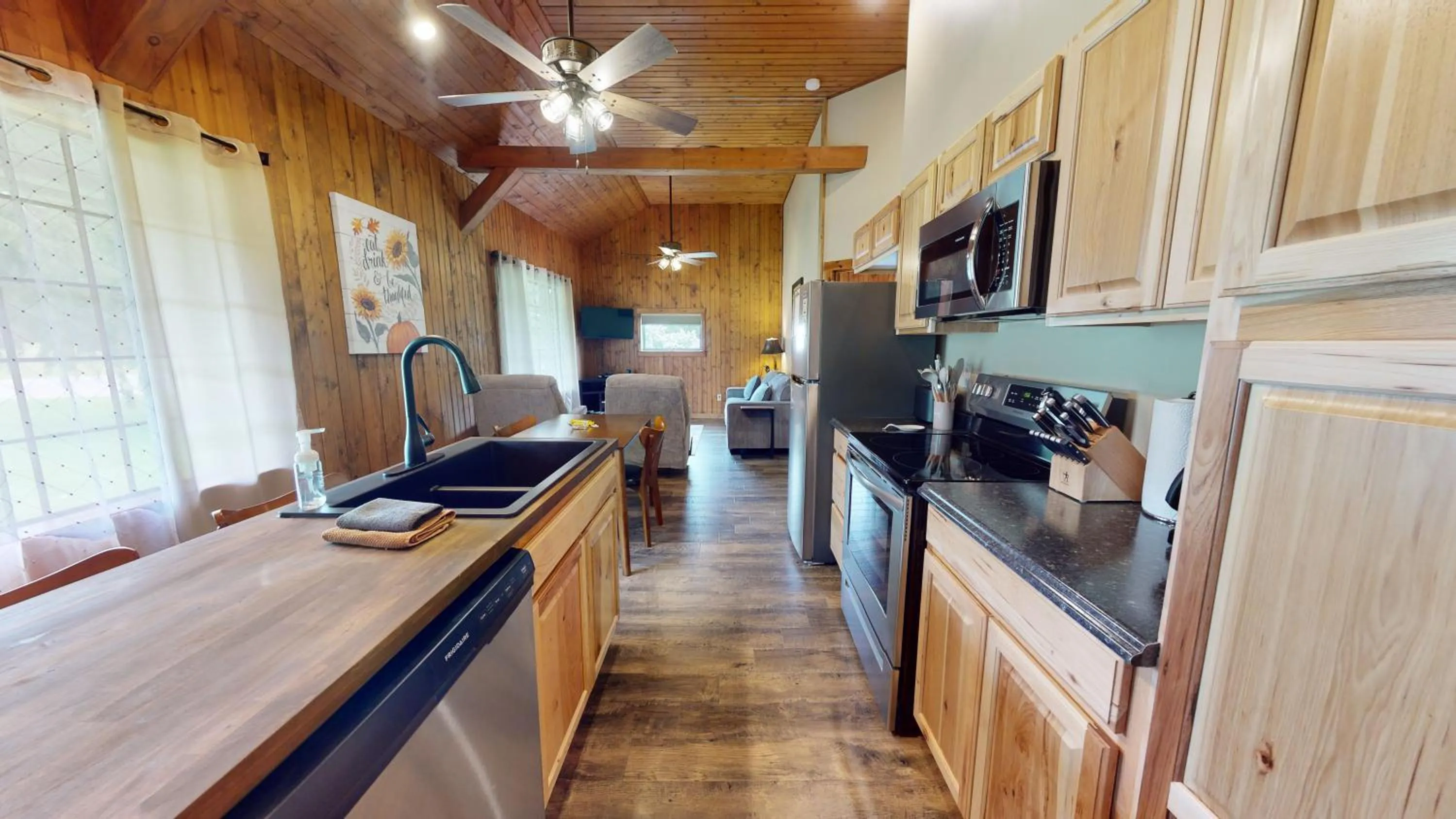 Kitchen or kitchenette in Rough Cut Lodge