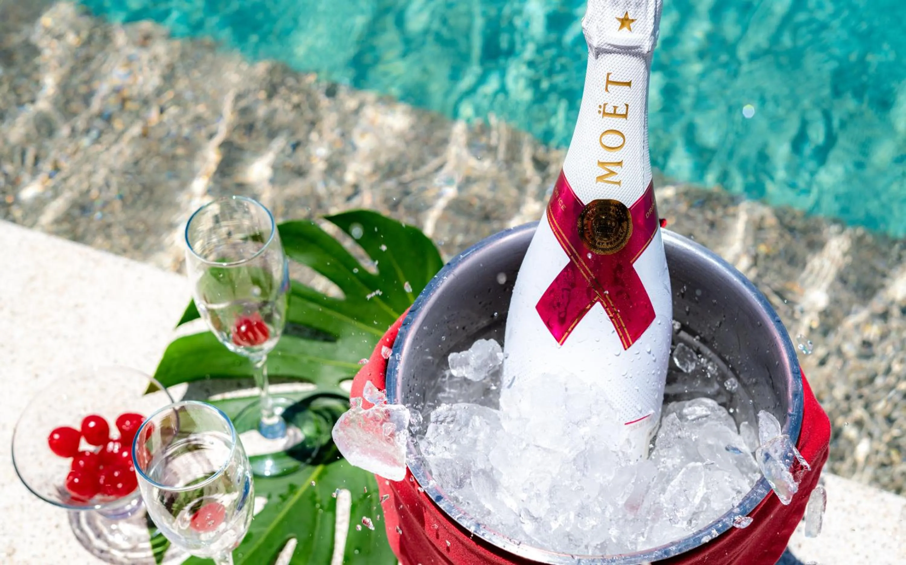 Food and drinks in Almar LGBT Luxury Resort