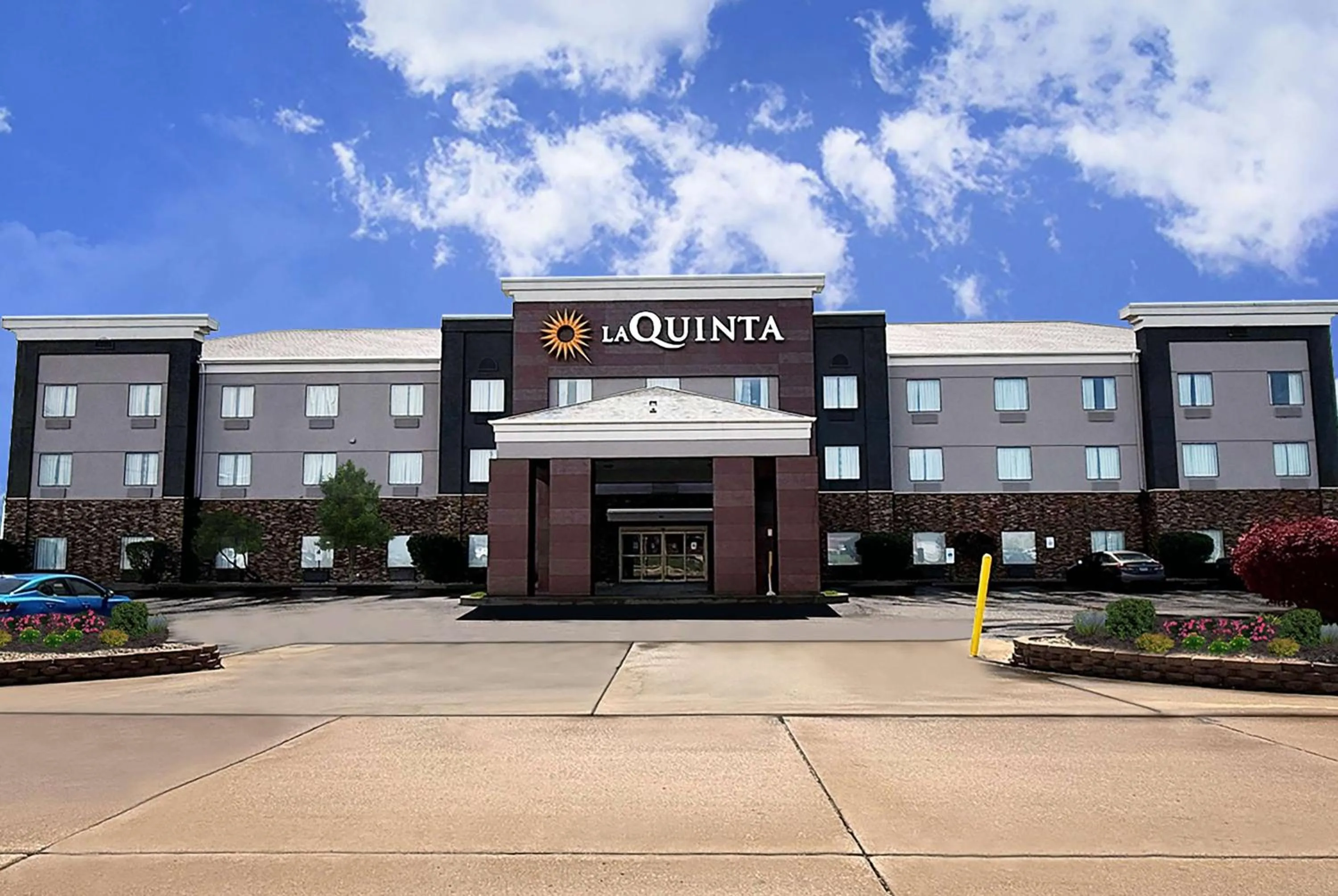 Property building in La Quinta Inn & Suits by Wyndham Pontoon Beach IL