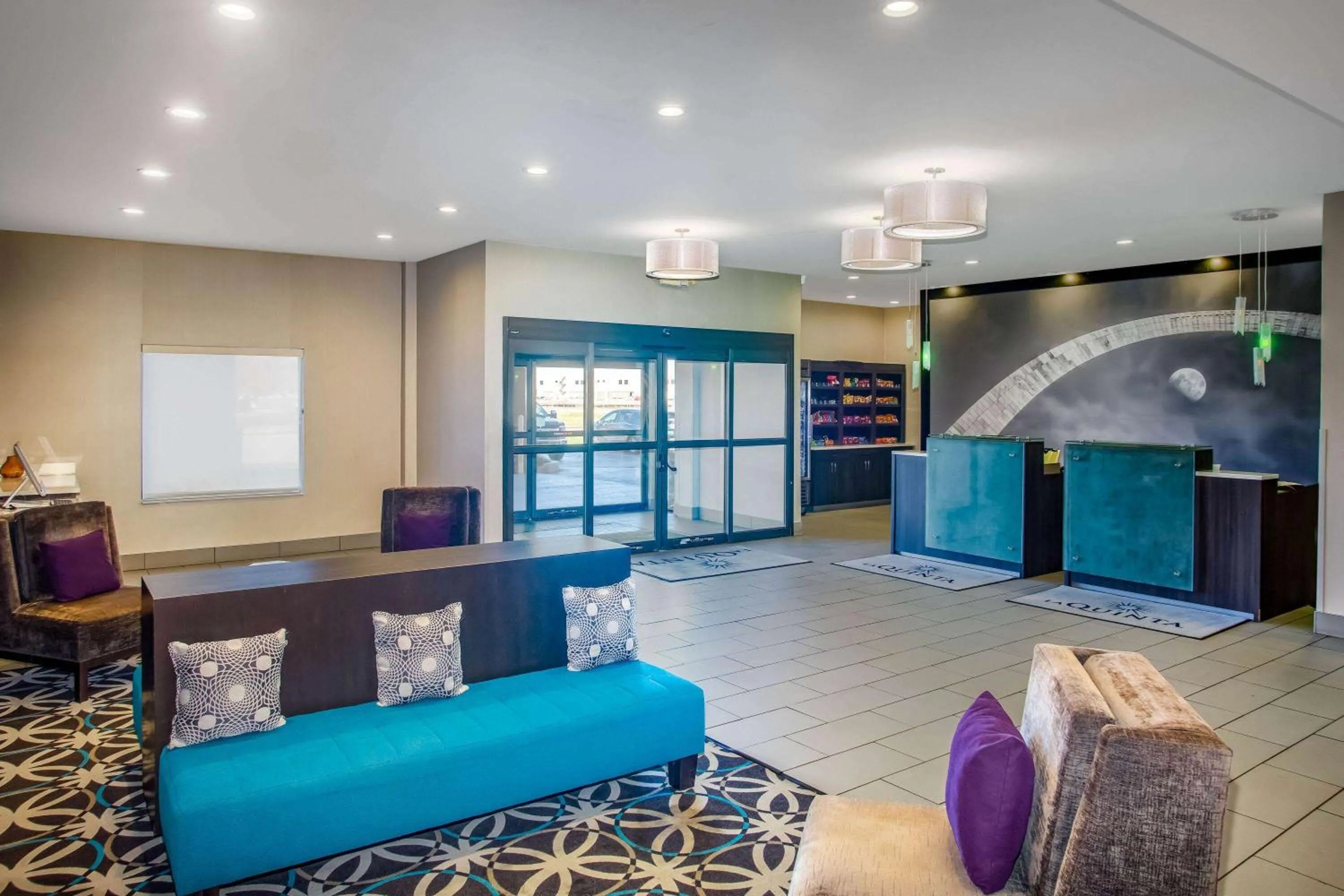 Lobby or reception in La Quinta Inn & Suits by Wyndham Pontoon Beach IL