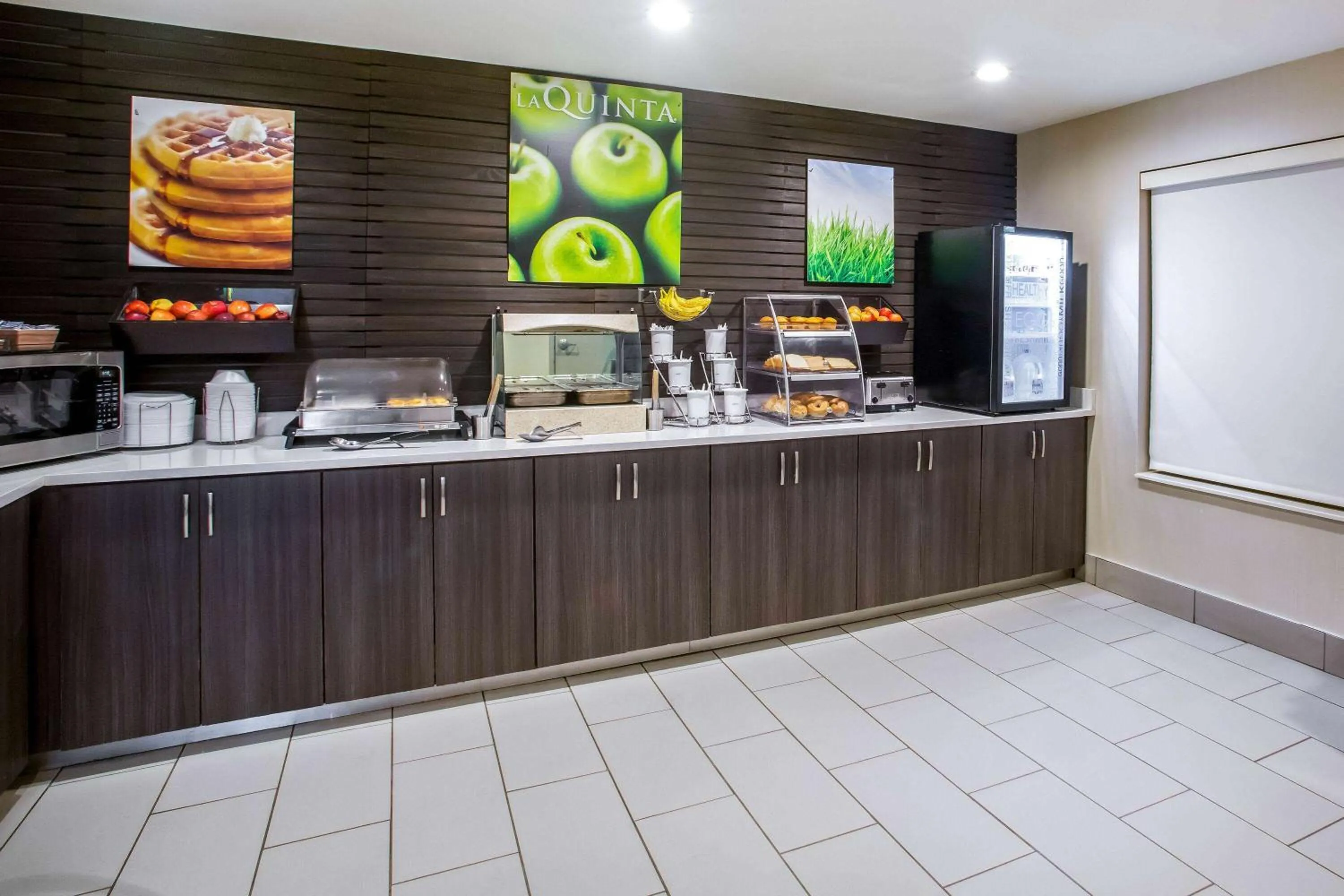 Breakfast in La Quinta Inn & Suits by Wyndham Pontoon Beach IL