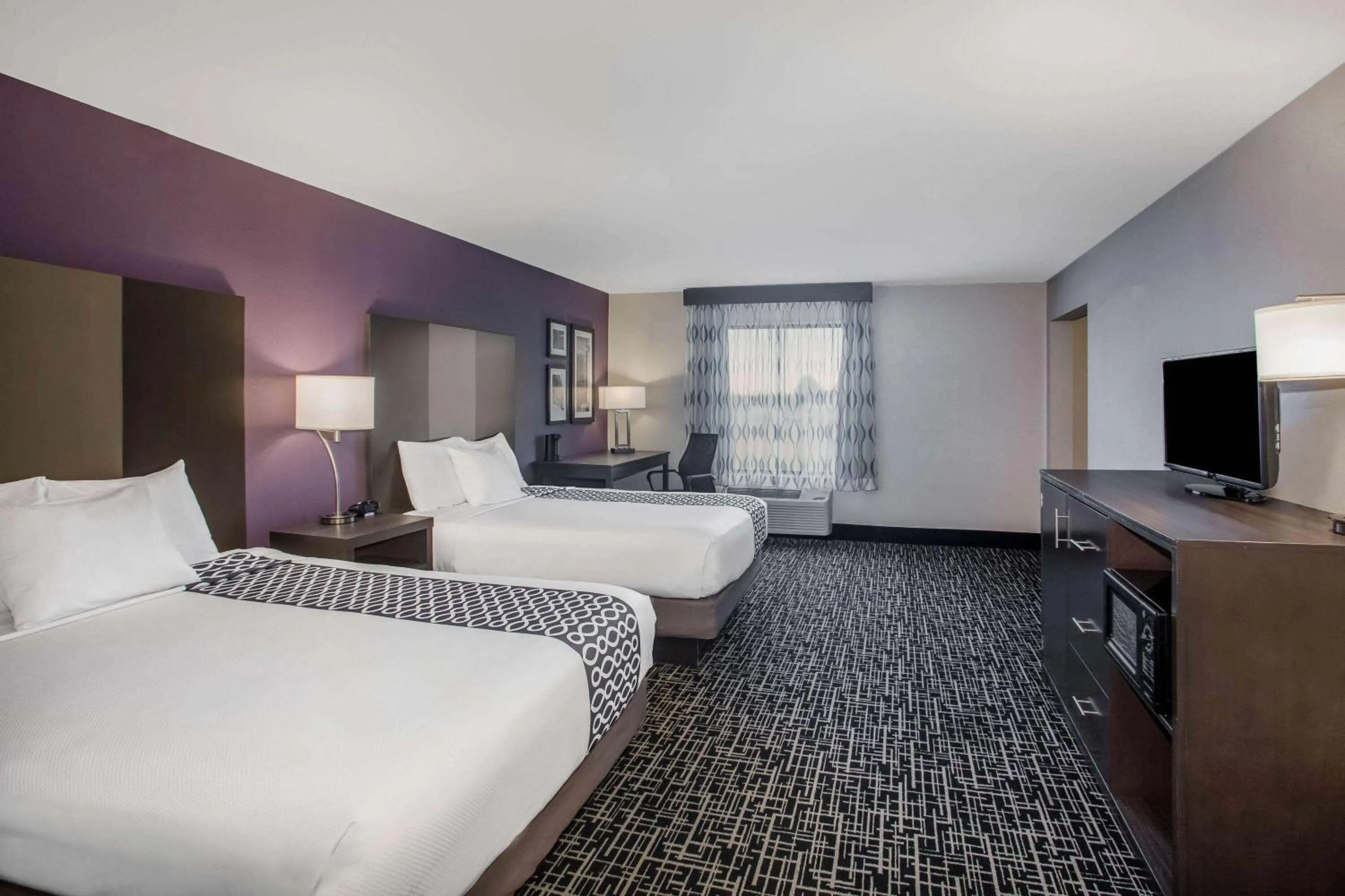 Photo of the whole room, Bed in La Quinta Inn & Suits by Wyndham Pontoon Beach IL