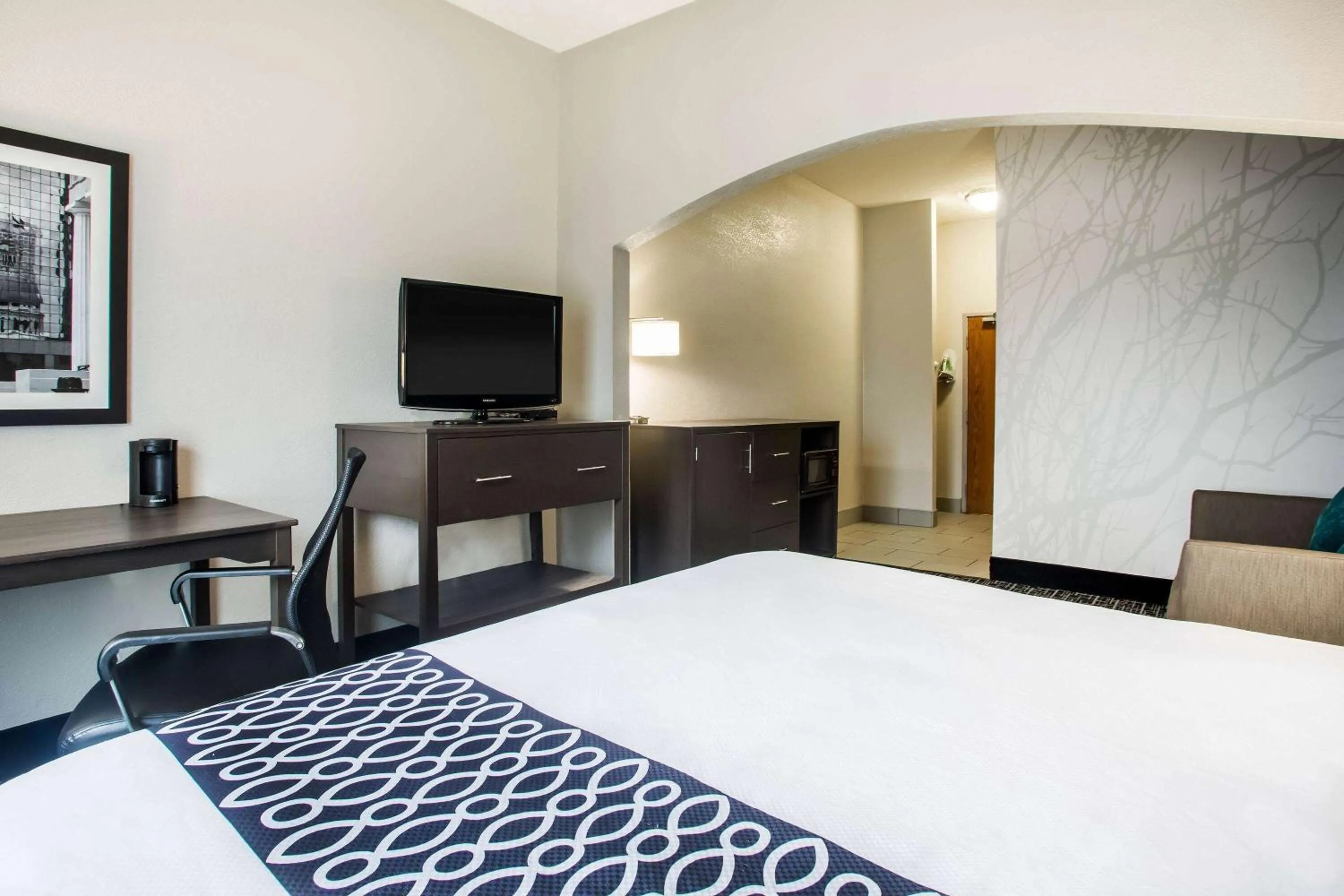 Photo of the whole room, Bed in La Quinta Inn & Suits by Wyndham Pontoon Beach IL