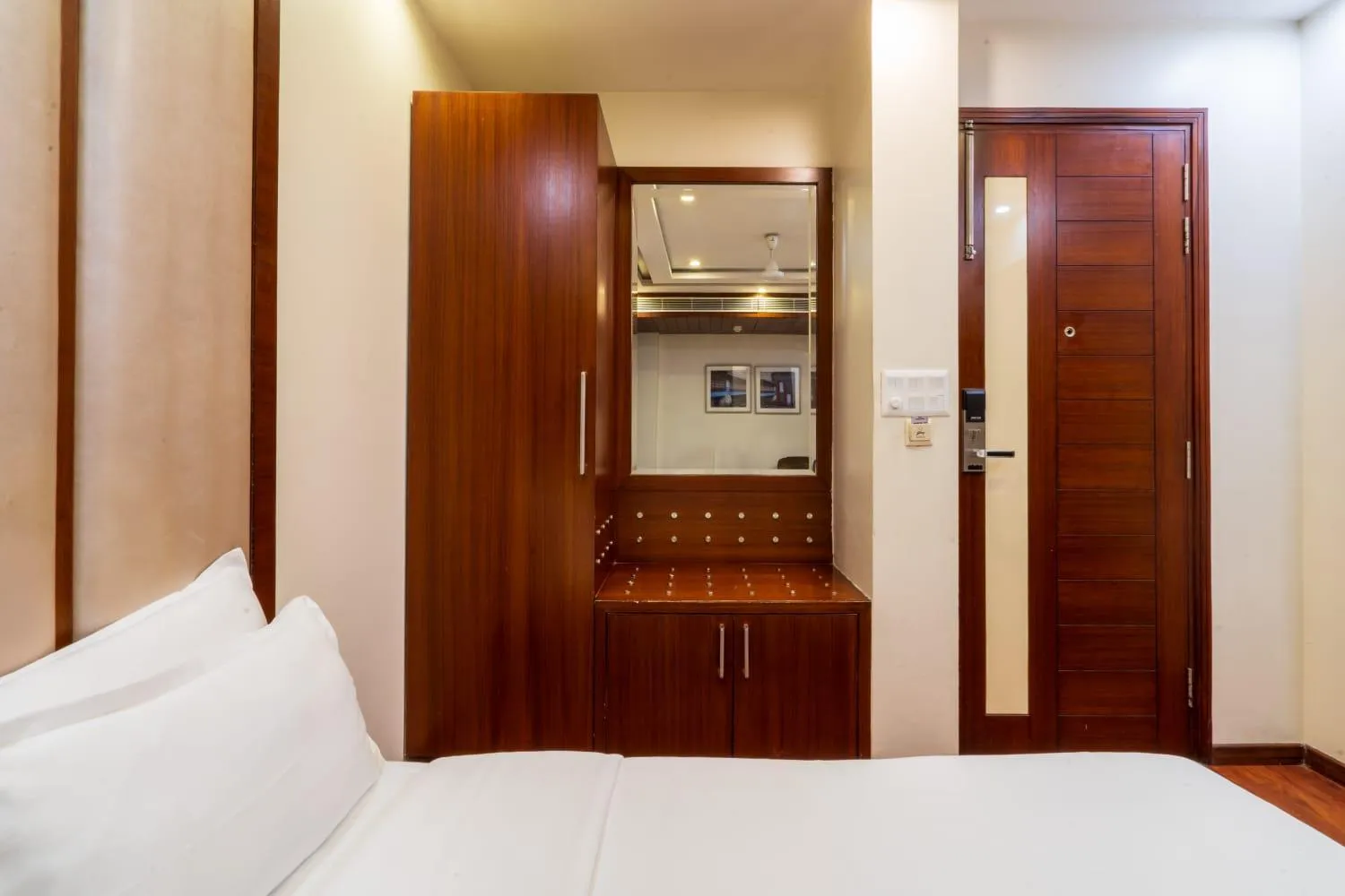 wardrobe, Bed in Grand FFOUR near Nehru Place, Delhi
