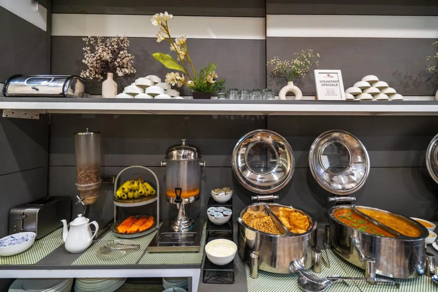 Breakfast in Grand FFOUR near Nehru Place, Delhi