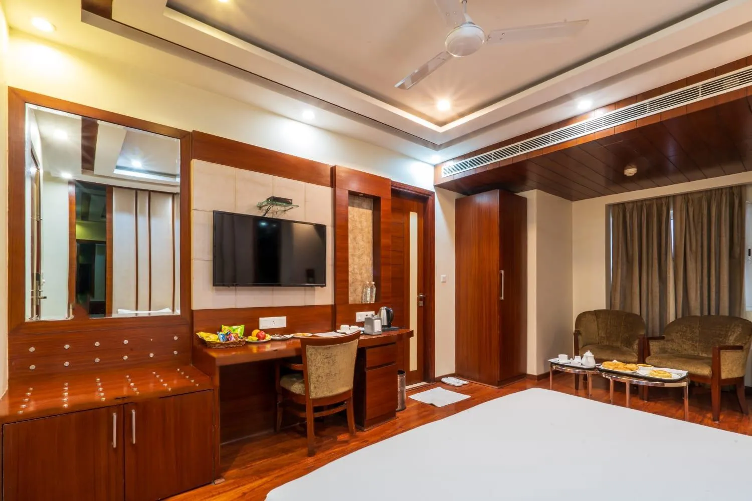 TV and multimedia, Bed in Grand FFOUR near Nehru Place, Delhi