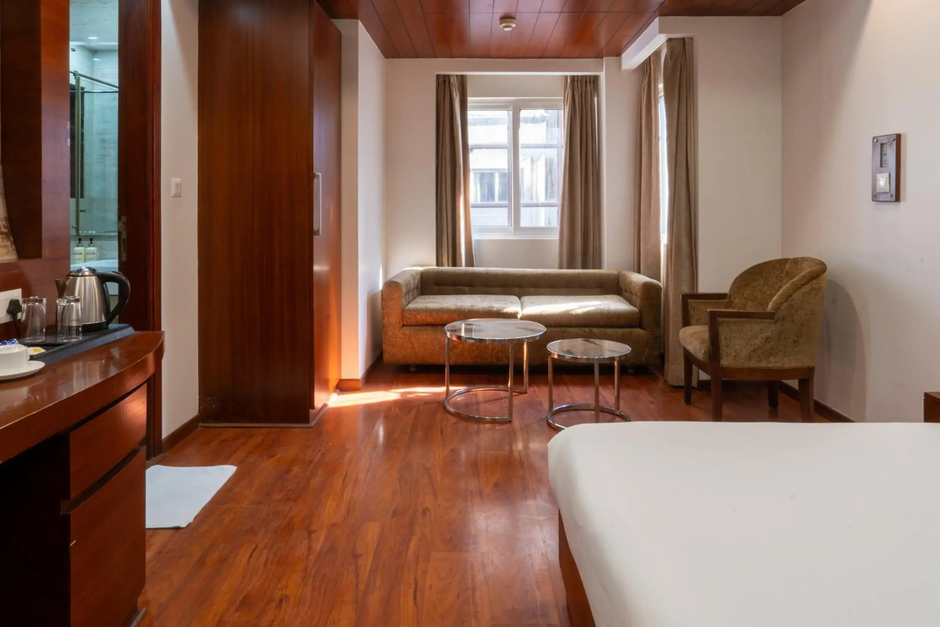 Deluxe Suite in Grand FFOUR near Nehru Place, Delhi Deluxe Suite in Grand FFOUR near Nehru Place, Delhi