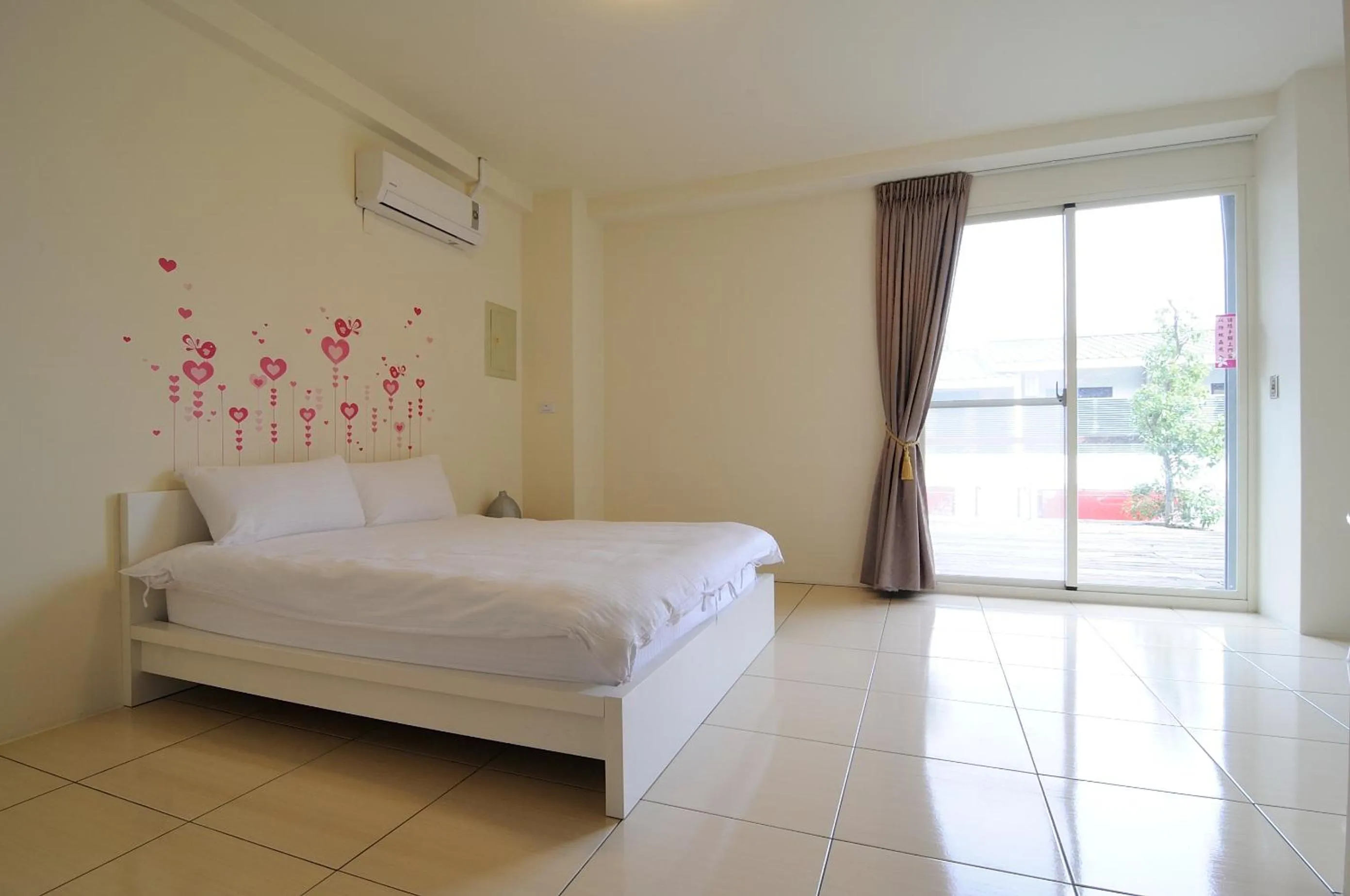 Photo of the whole room, Bed in Sanyi Happiness B&B