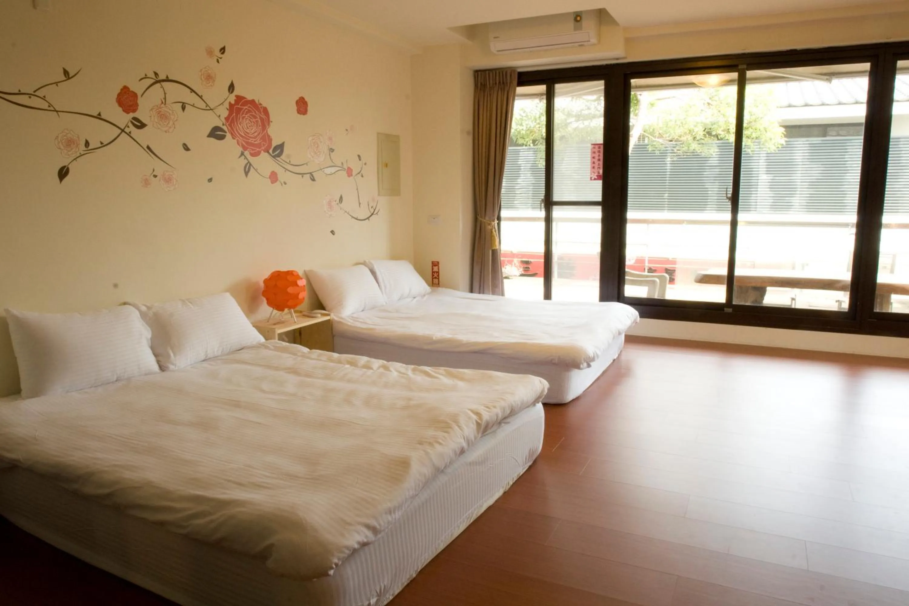 Photo of the whole room, Bed in Sanyi Happiness B&B