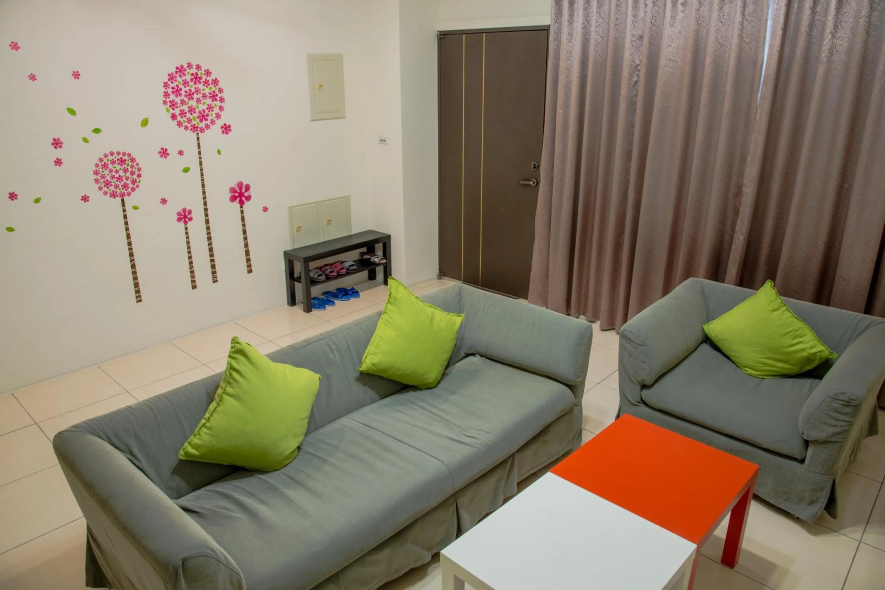 Communal lounge/ TV room in Sanyi Happiness B&B