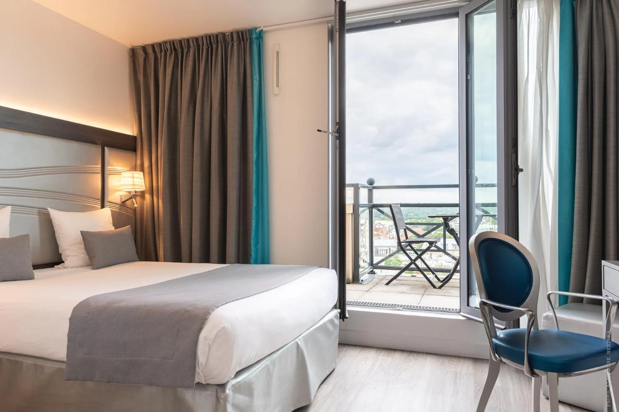 Bed in Hôtel Versailles Chantiers