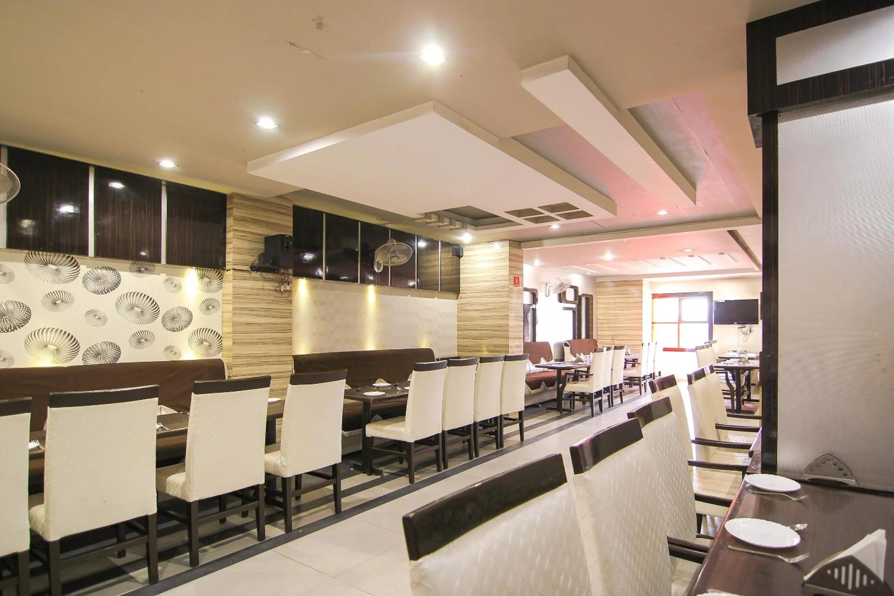 Restaurant/places to eat in Hotel Sundaram