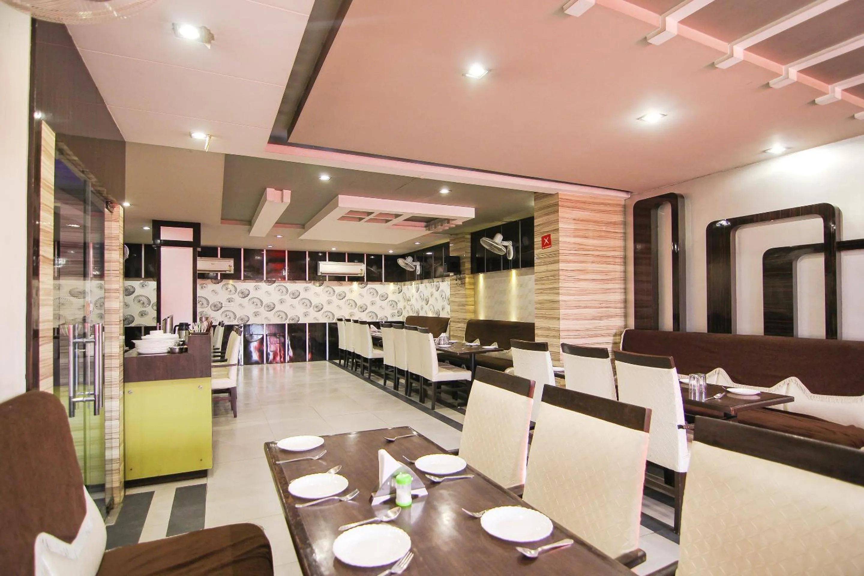 Restaurant/places to eat in Hotel Sundaram