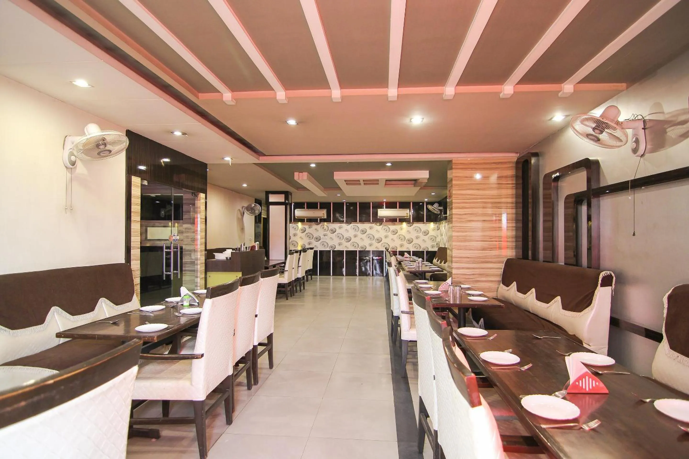Restaurant/places to eat in Hotel Sundaram