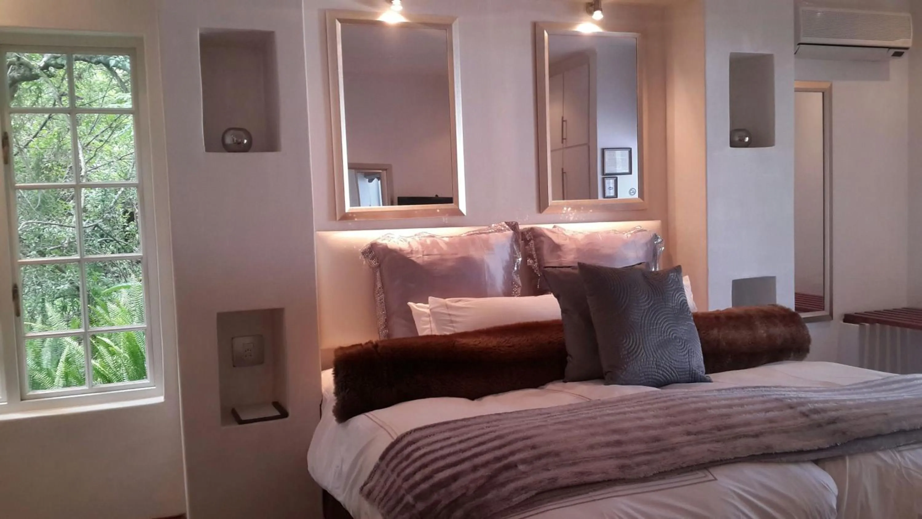 Photo of the whole room, Bed in De Kloof Heritage Estate and Wellness