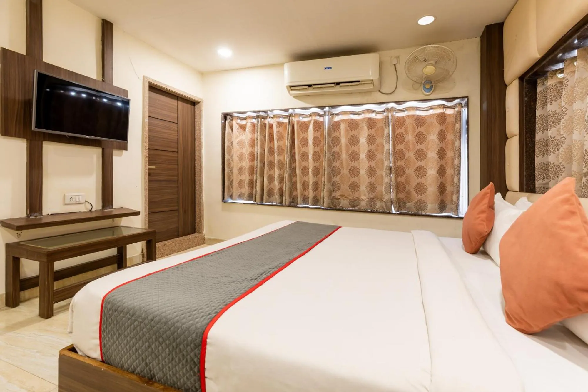 Bedroom, Bed in FabHotel The Oasis