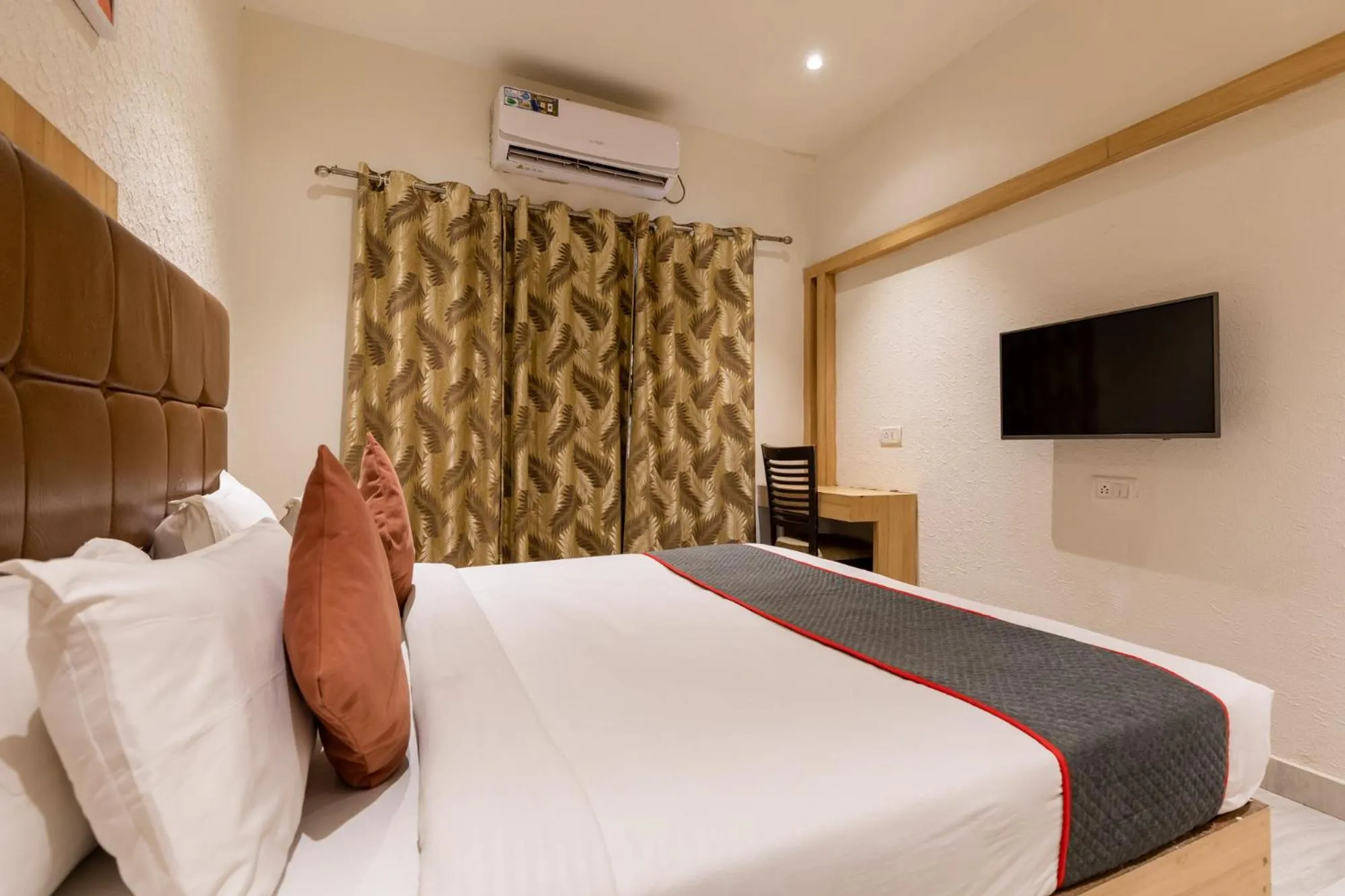 Bedroom, Bed in FabHotel The Oasis