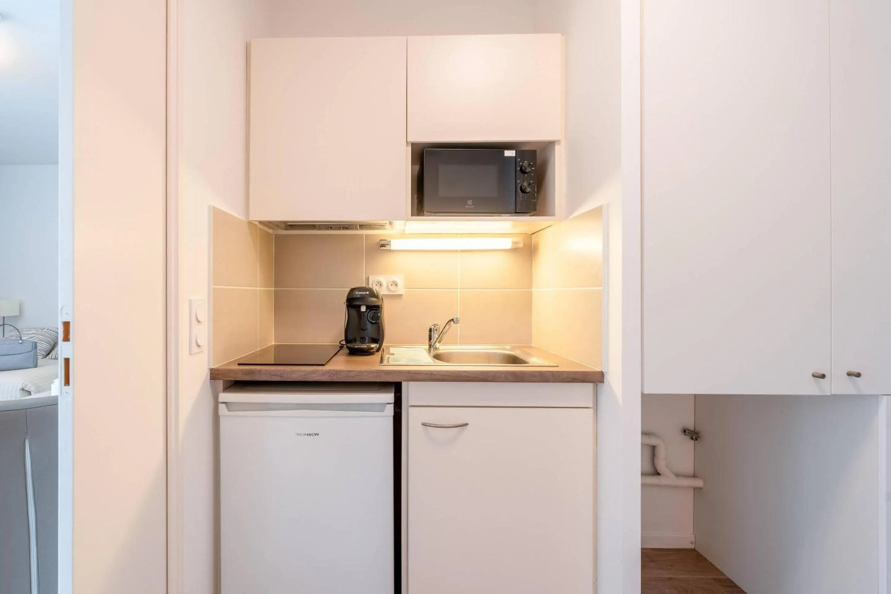 Kitchen or kitchenette in Quality Aparthotel Bourgoin-Jallieu