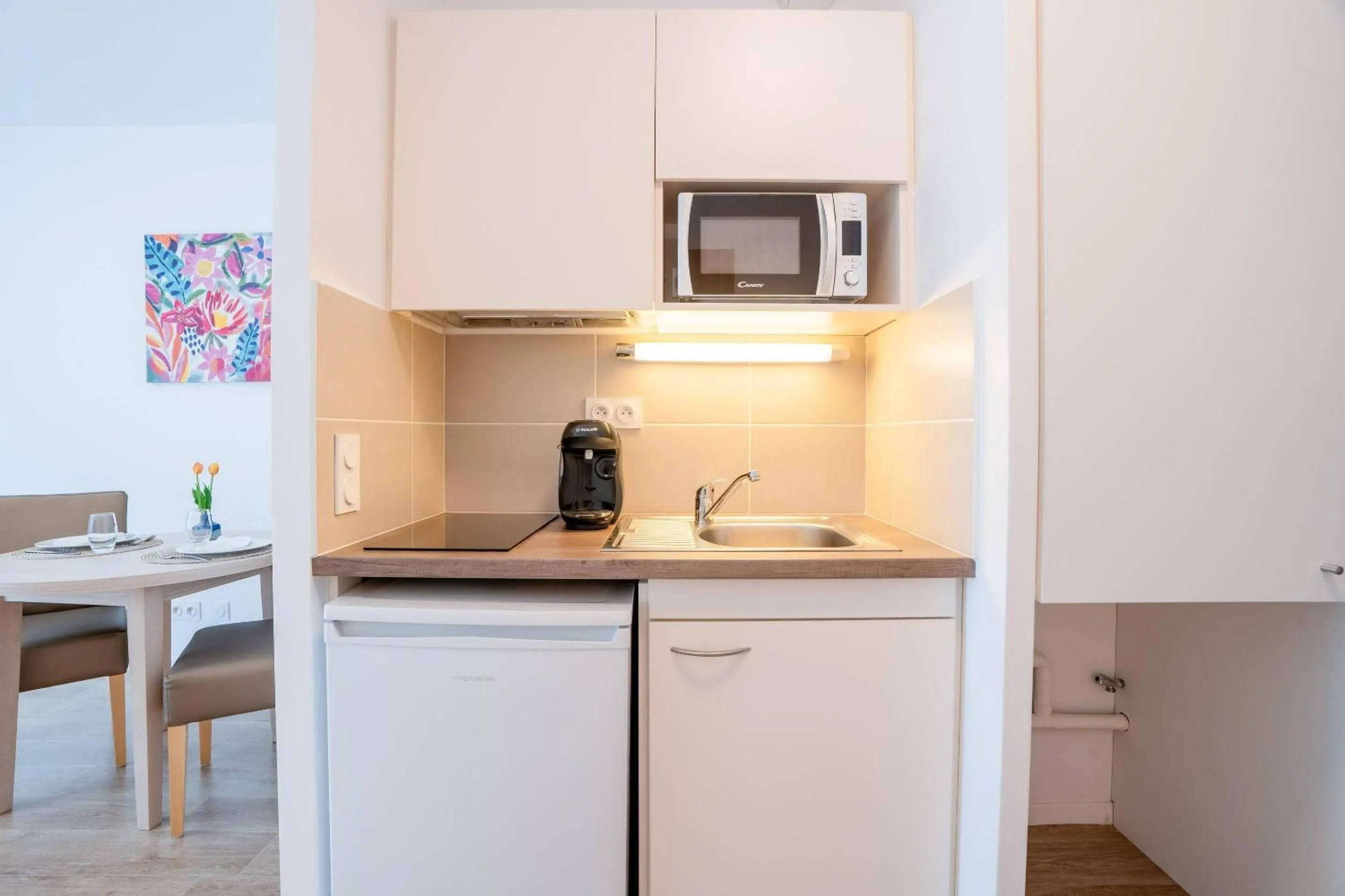 Kitchen or kitchenette in Quality Aparthotel Bourgoin-Jallieu