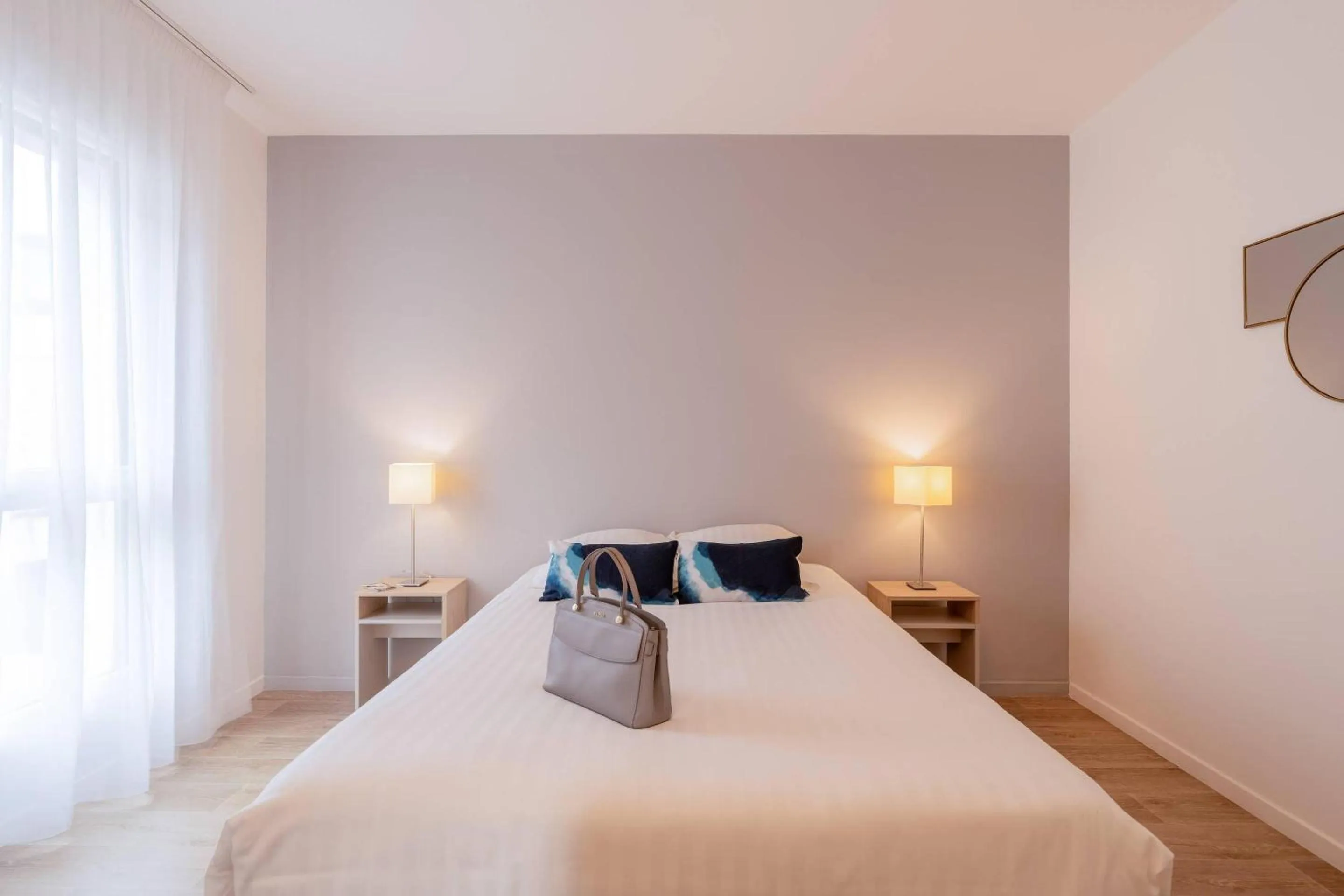 Bed in Quality Aparthotel Bourgoin-Jallieu