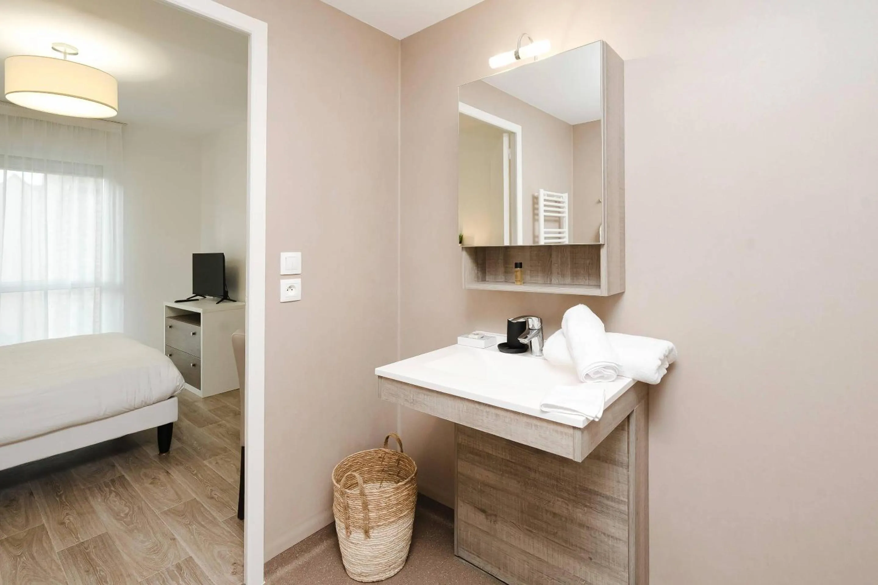 Bathroom, Bed in Quality Aparthotel Saint-Malo