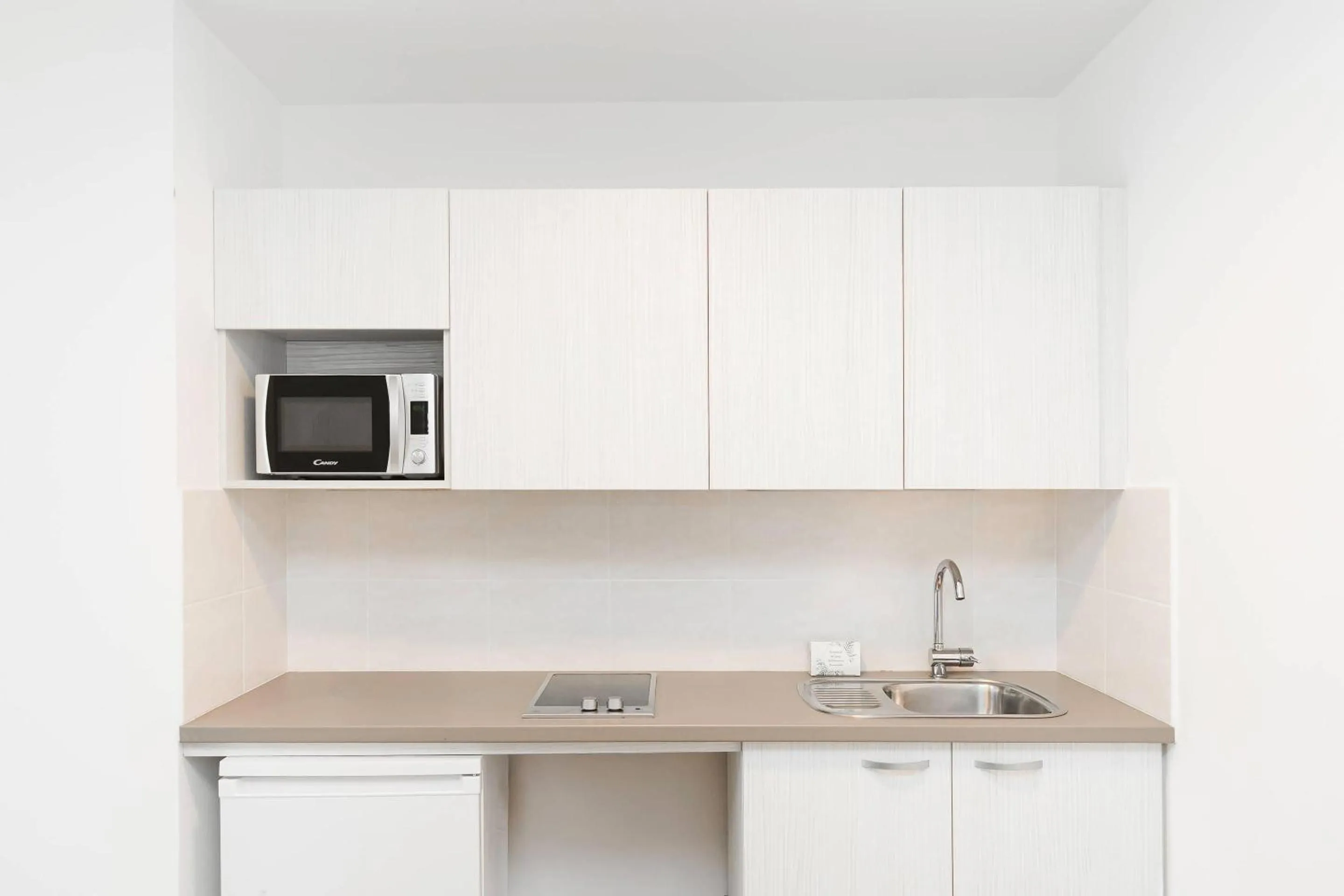 Kitchen or kitchenette in Quality Aparthotel Saint-Malo