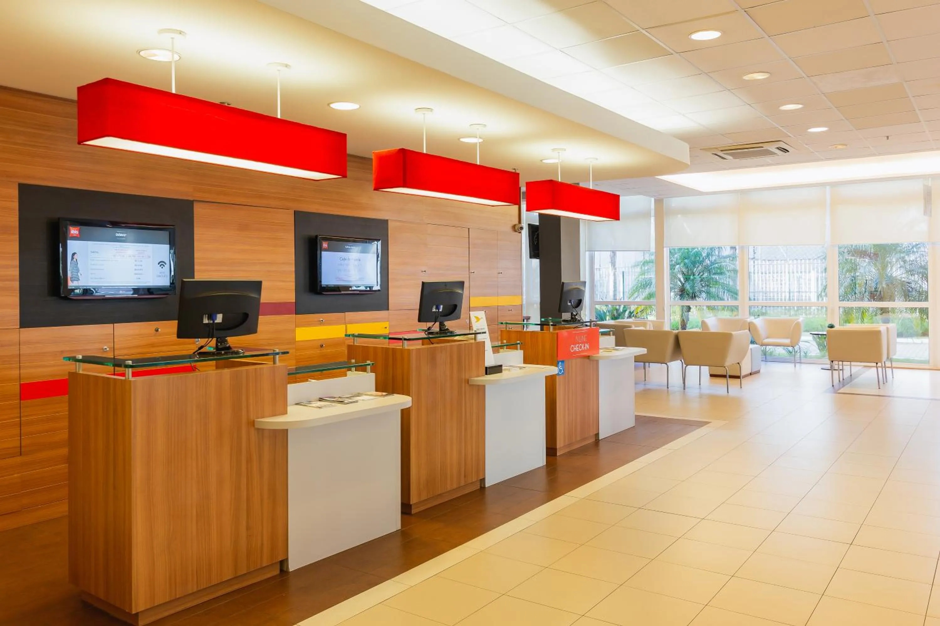 Lobby or reception in ibis Canoas Shopping