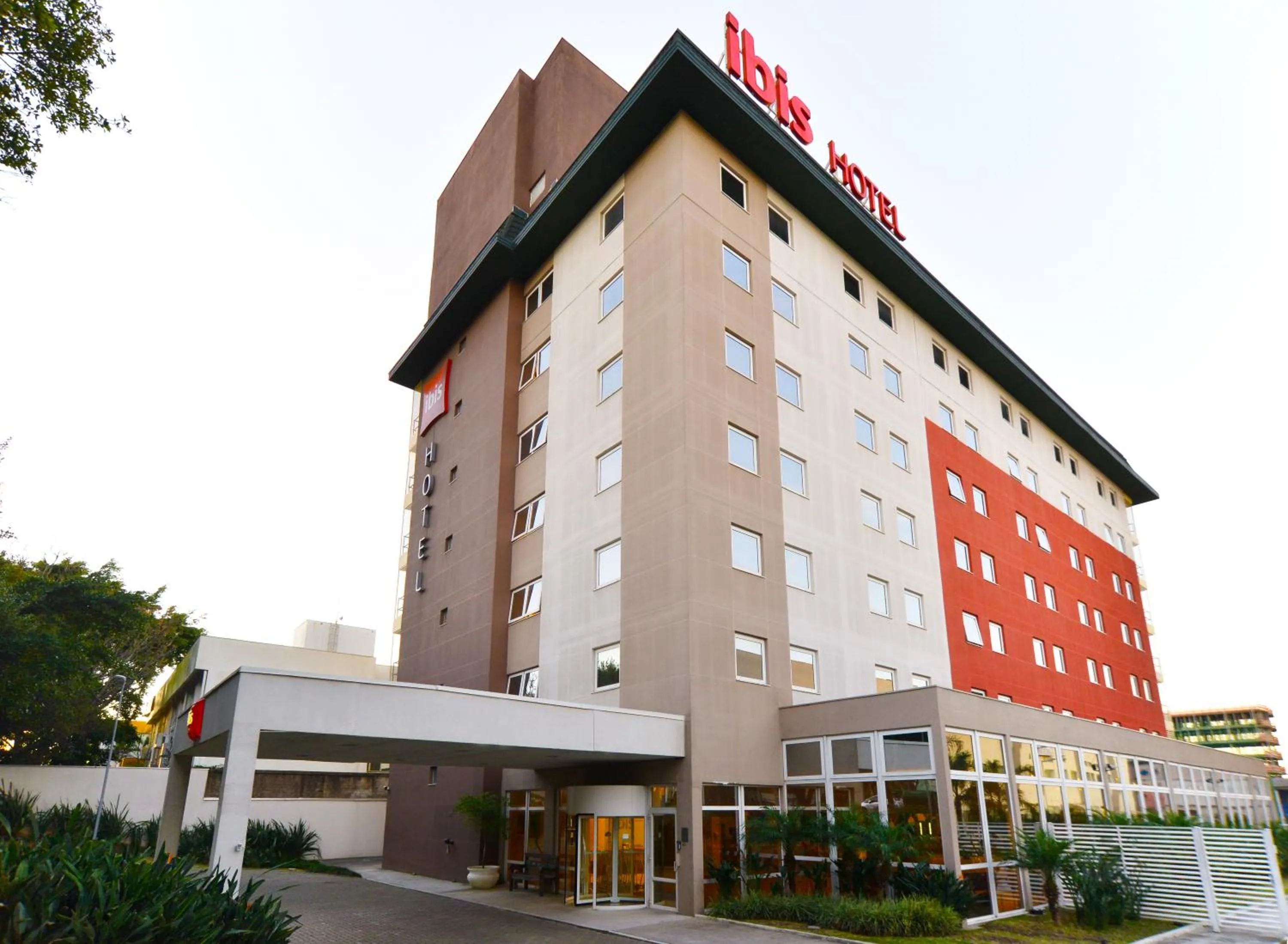 Property building in ibis Canoas Shopping