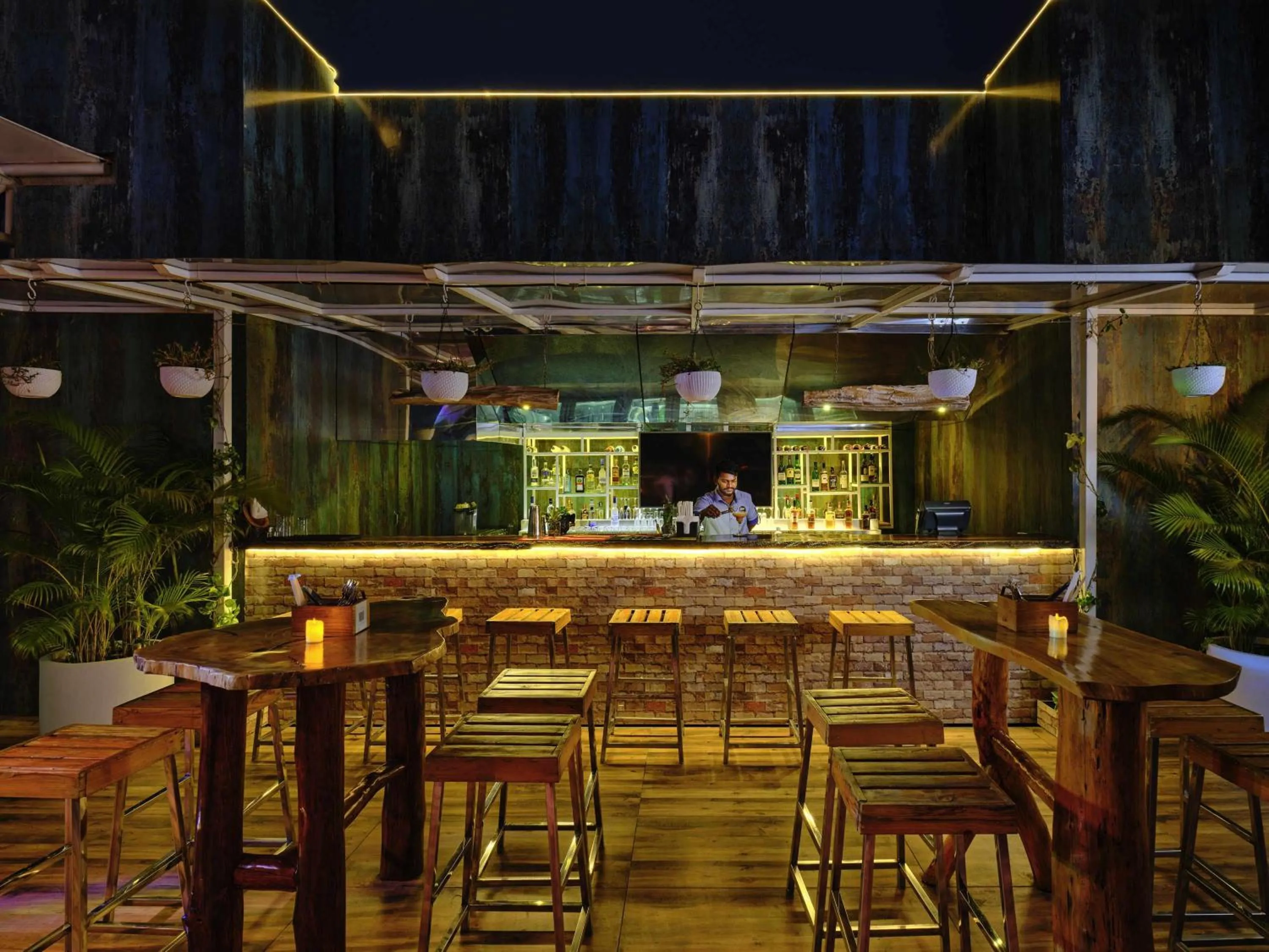 Lounge or bar in Mercure Hyderabad KCP Banjara Hills, An Accor Hotel